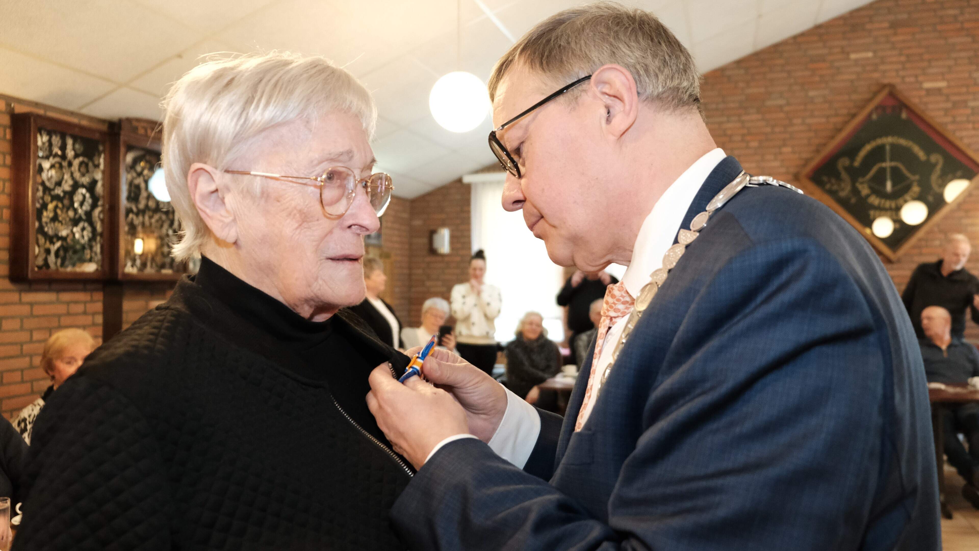 Koninklijke onderscheiding voor Kitty Kivits uit Tegelen bij 25-jarig jubileum als vrijwilligster vo