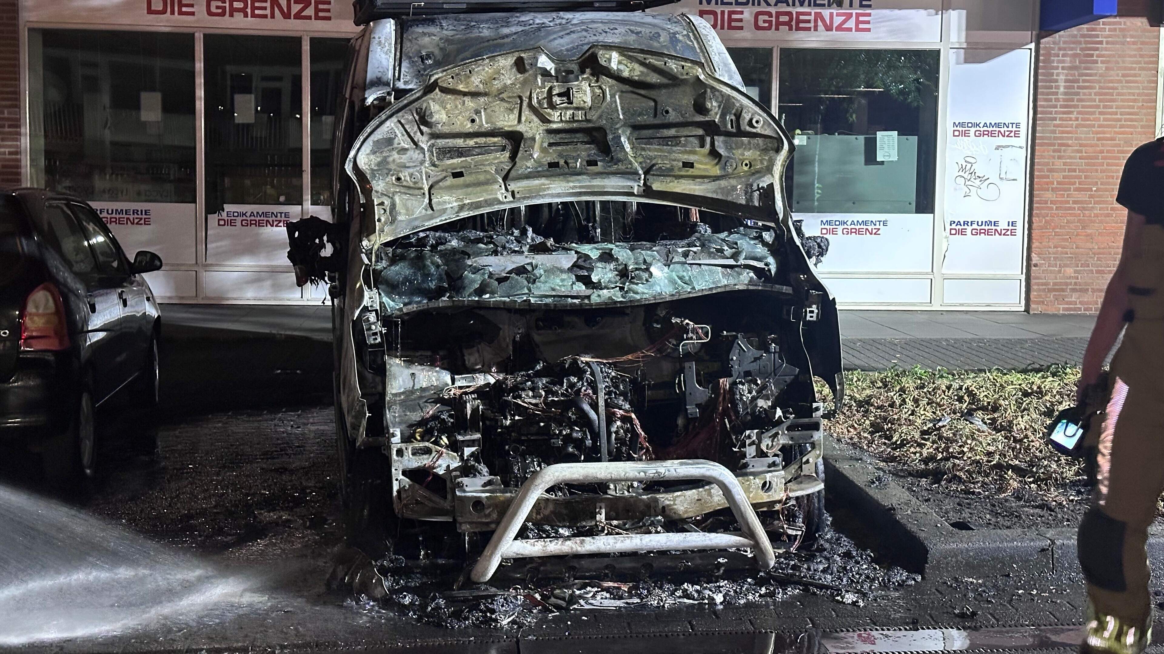 Bestelbus vat vlam in Heerlen
