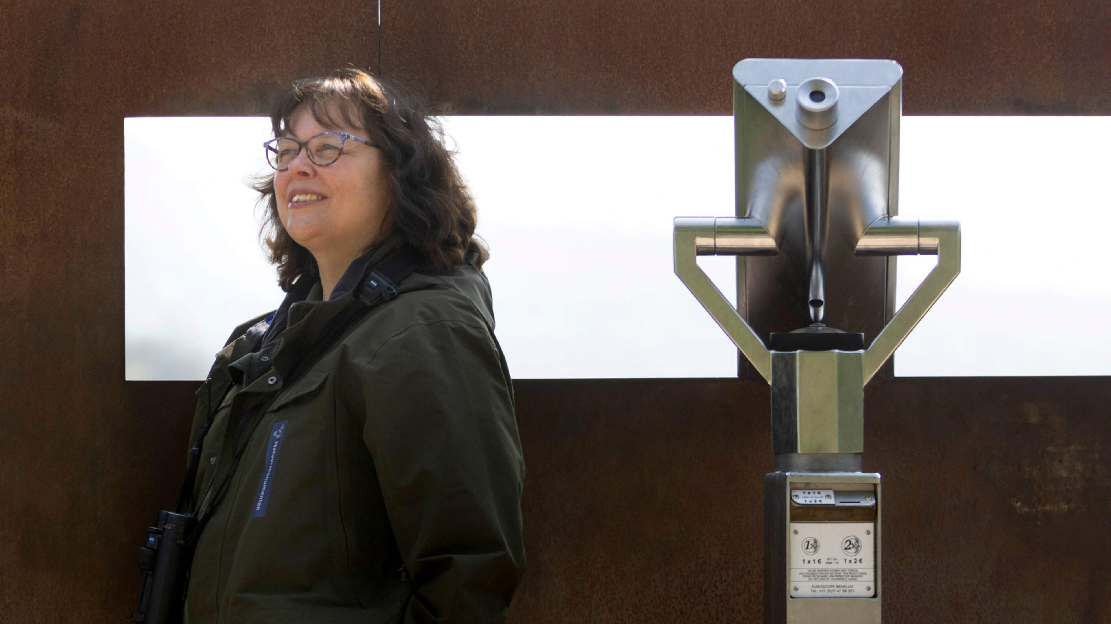 Marjon (53) volgt het wilde liefdesleven van de oehoes in een Maastrichtse vallei: ‘Het lijkt soms w