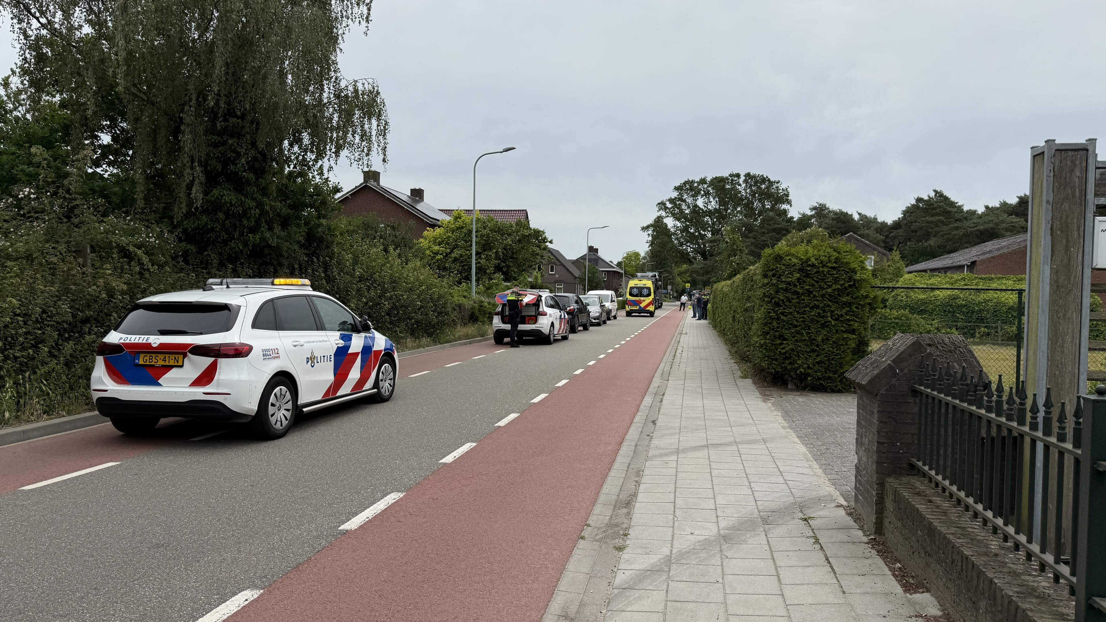 Vrouw op elektrische fiets botst tegen geparkeerd busje in Tienray