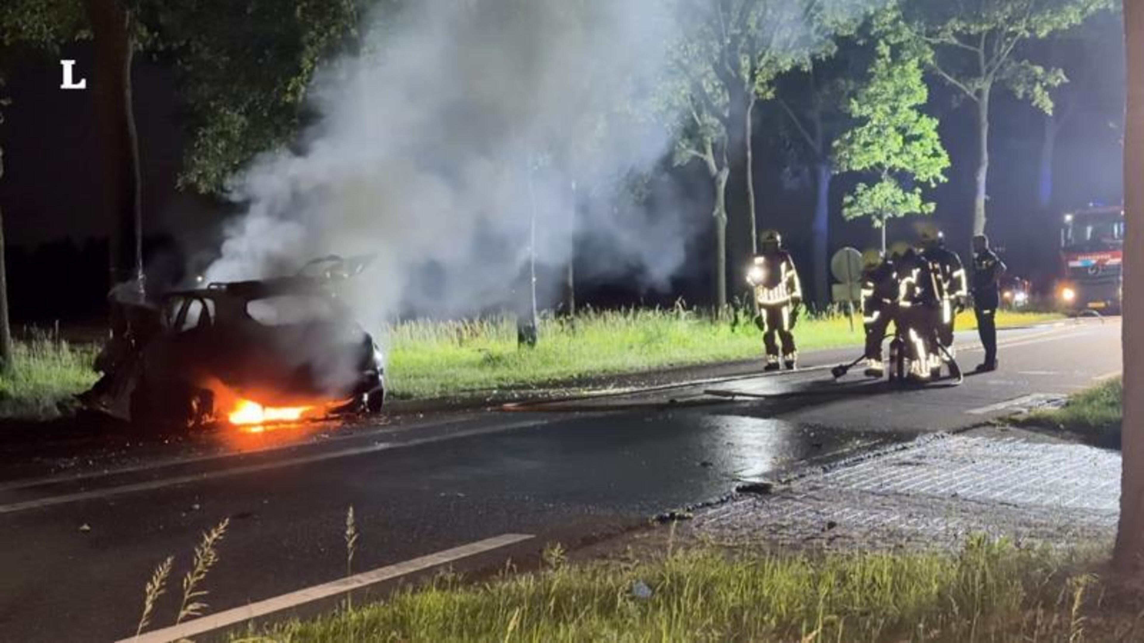 Auto botst tegen boom in Sint Joost en brandt volledig uit