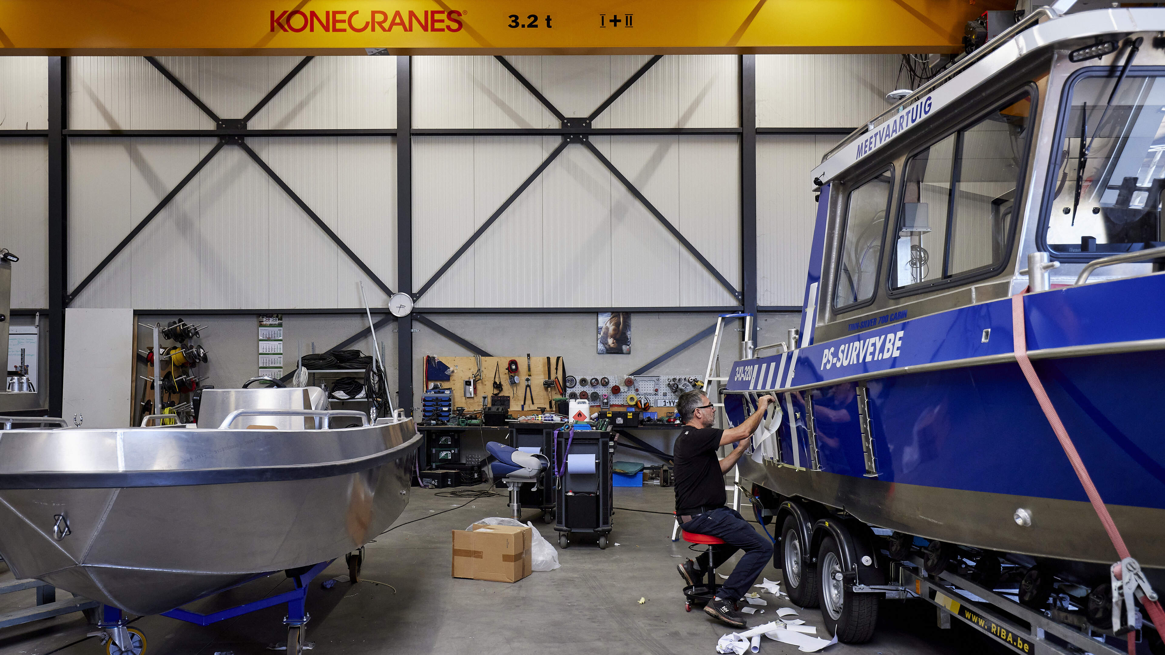 De aluminium reddings- en vissersboten van de familie Tinnemans varen vanuit Maasbracht langzaam maa
