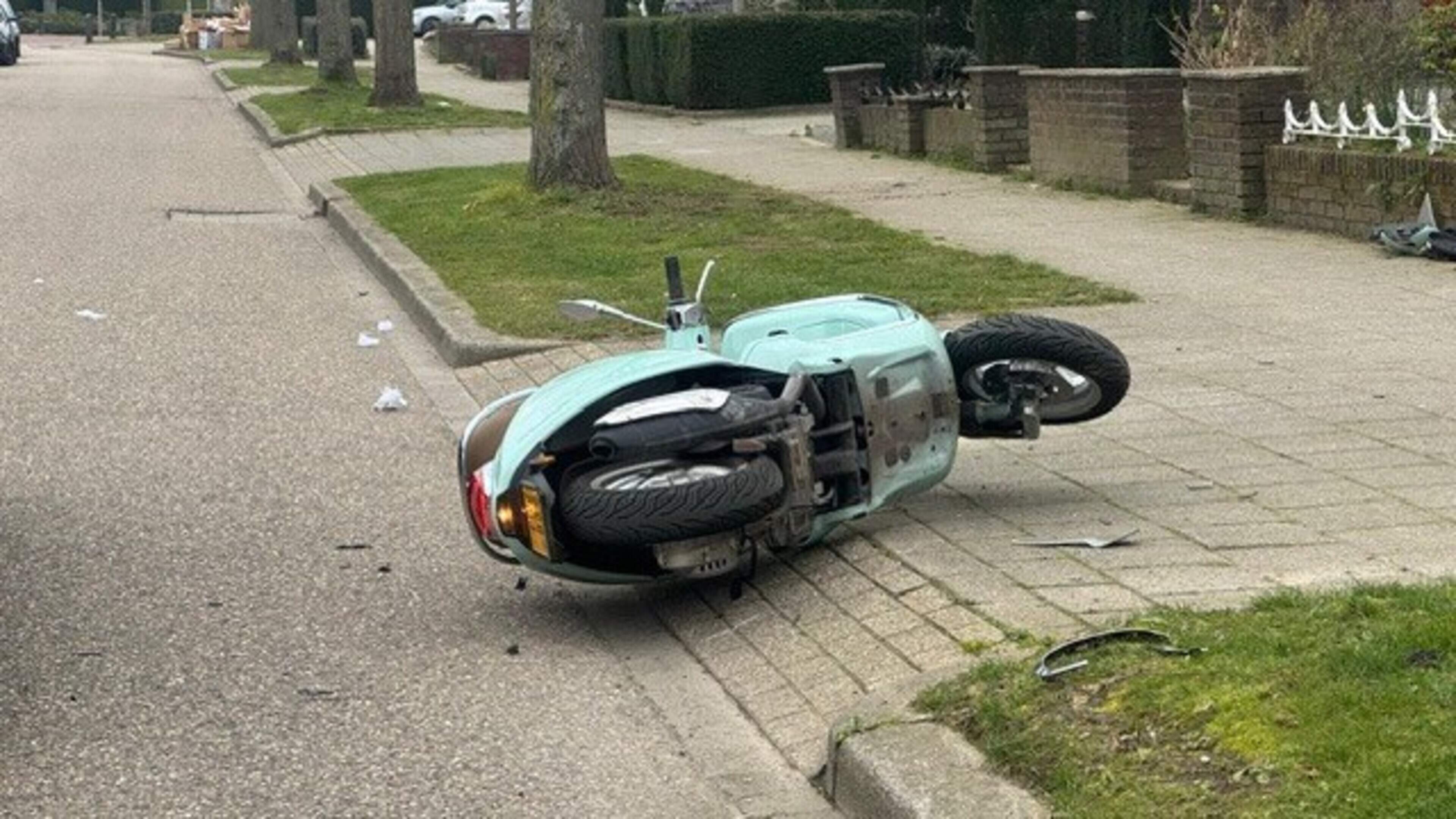 Scooterrijder gewond na botsing met auto: traumahelikopter opgeroepen.