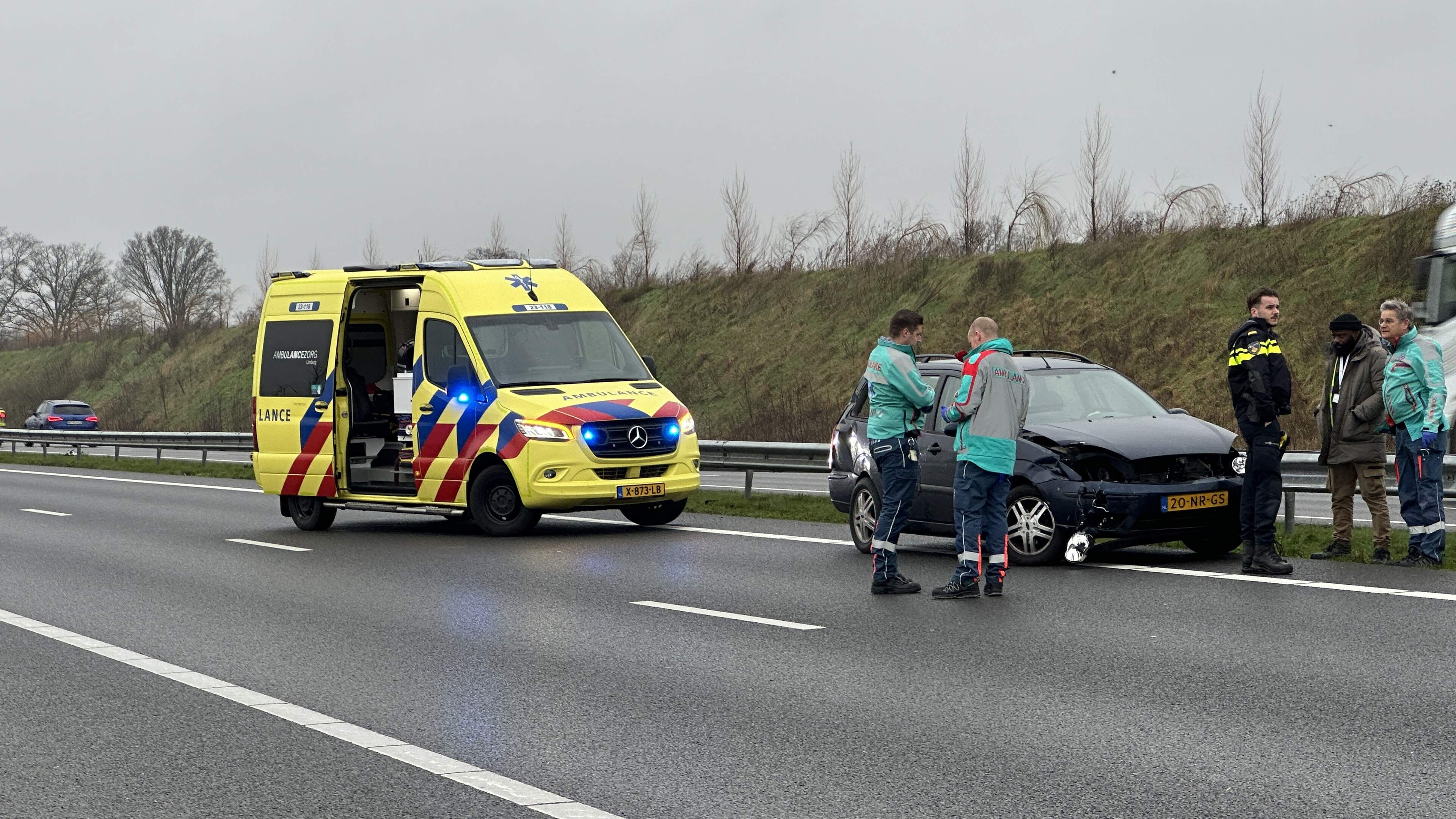 Botsing tussen auto en vrachtwagen zorgt voor file op A73 bij Grubbenvorst