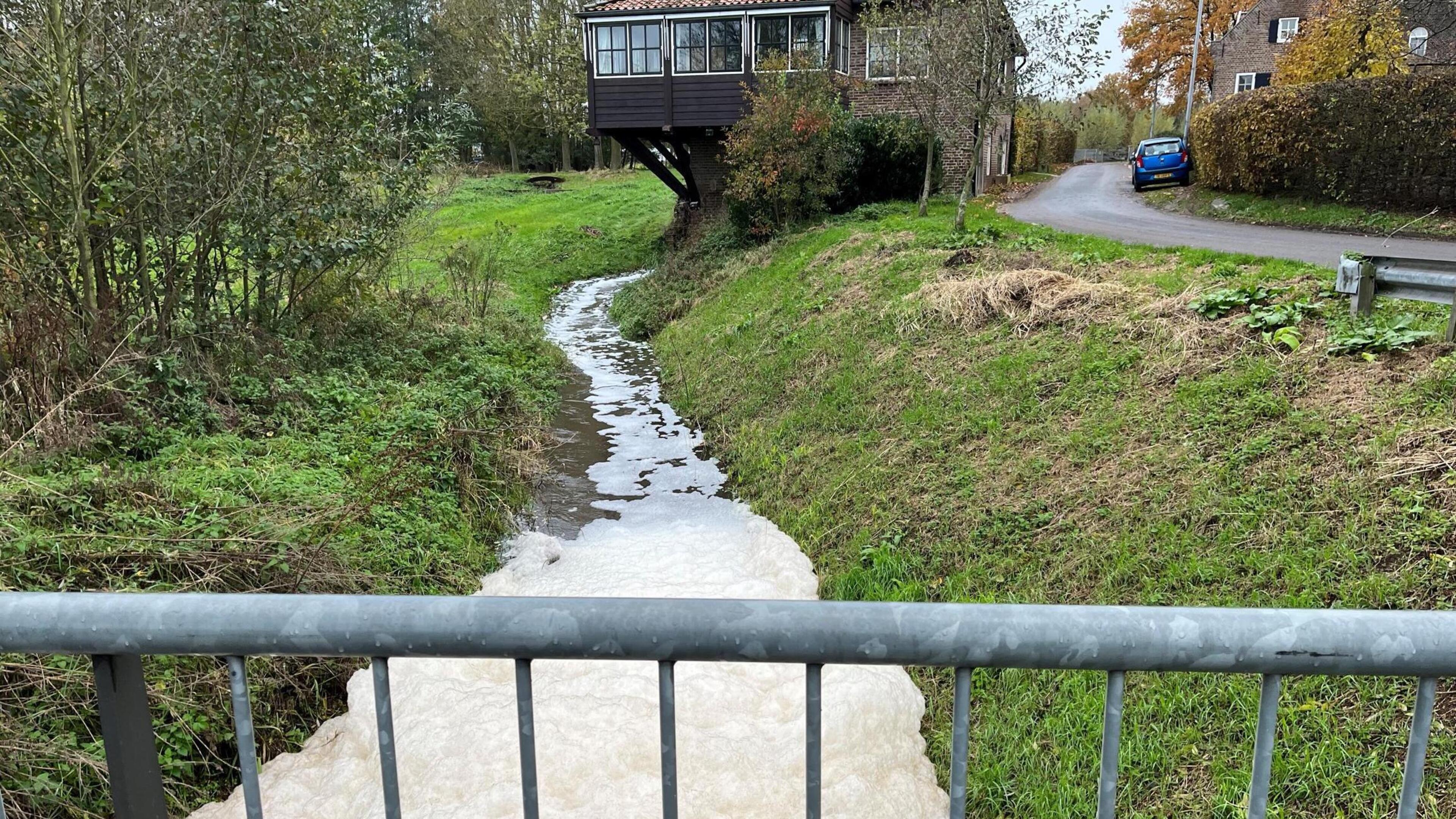 Schuim op de beek in Hout-Blerick; Waterschap Limburg doet onderzoek