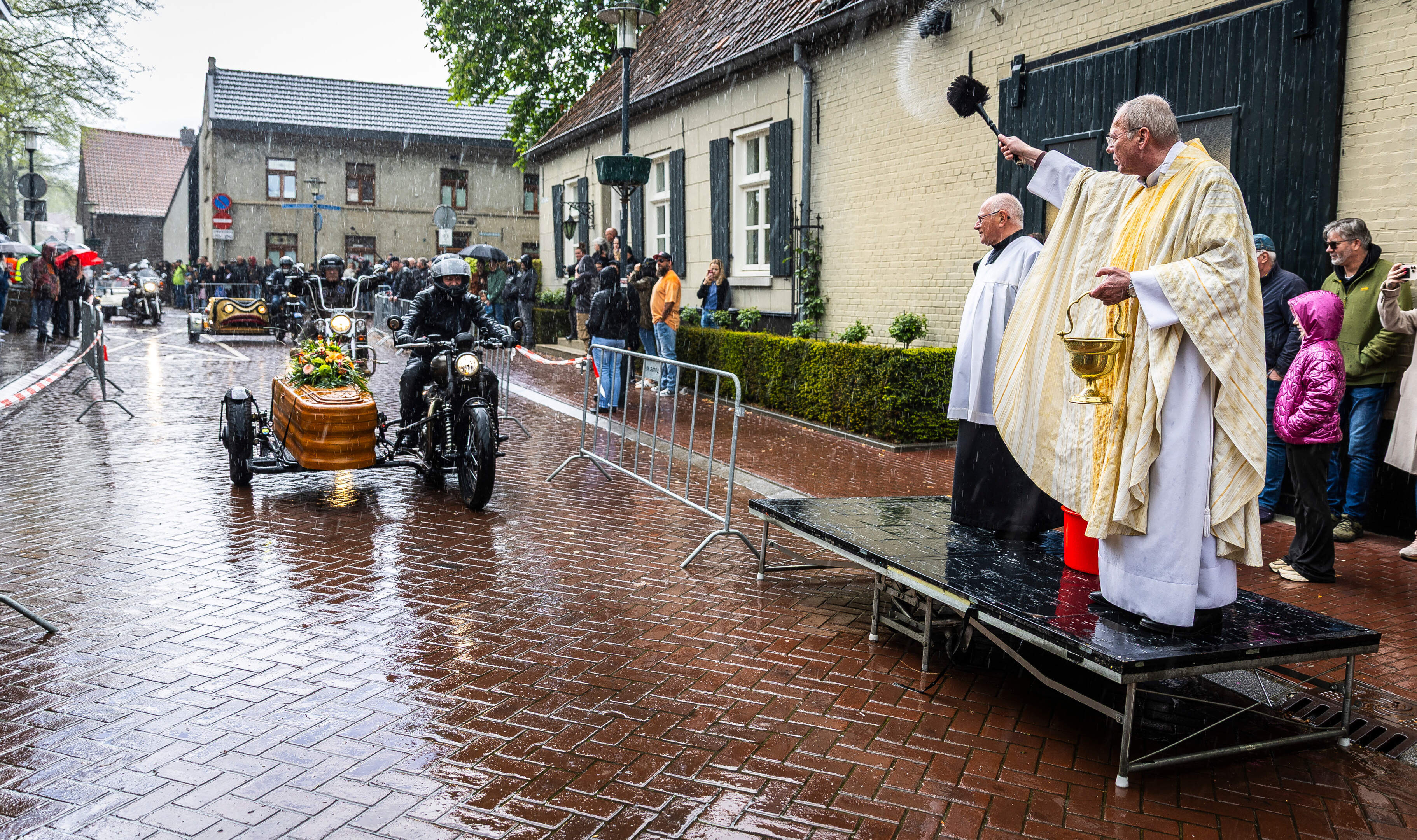 Motorzegening Grubbenvorst: ‘Een deel komt voor de zegen van de pastoor, de rest komt om brommers te