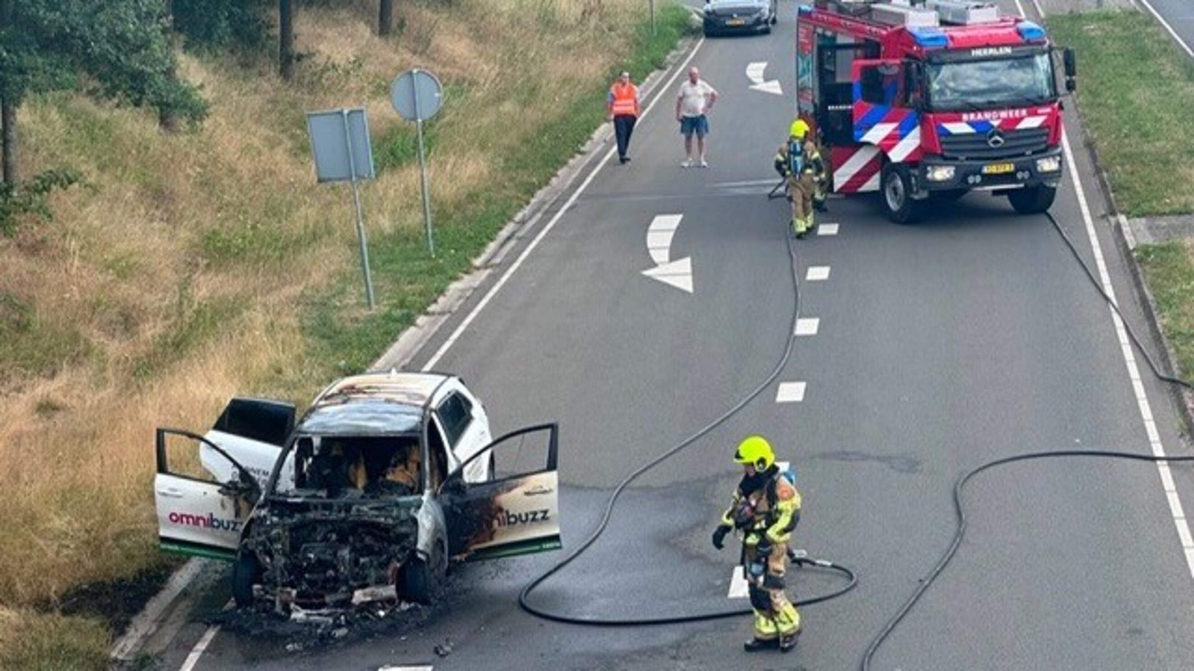 Auto vliegt tijdens het rijden in brand in Landgraaf