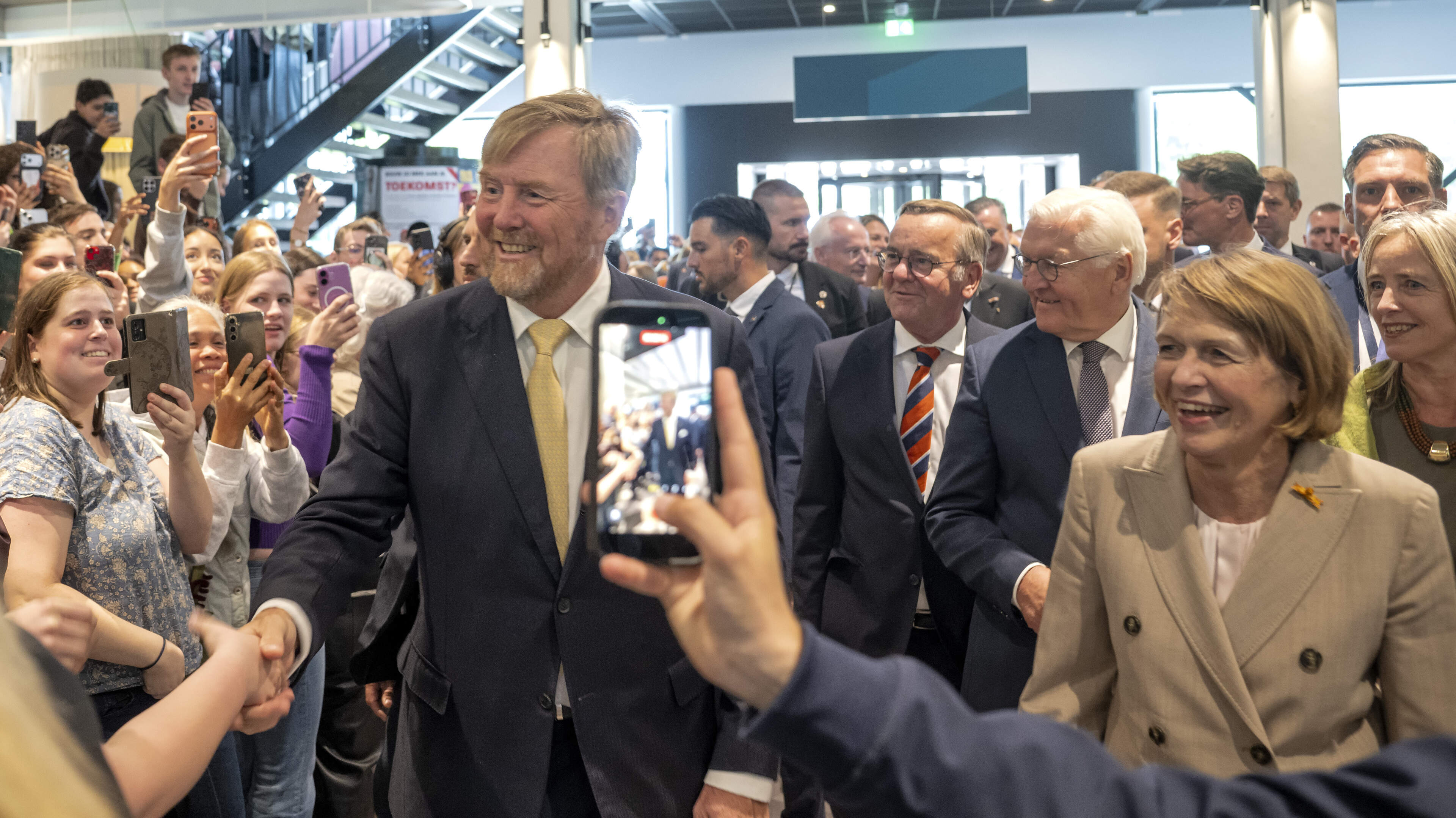 Koning en Duitse president op bezoek bij VISTA college in Sittard: ‘Aan zijn gezicht te zien, snapte