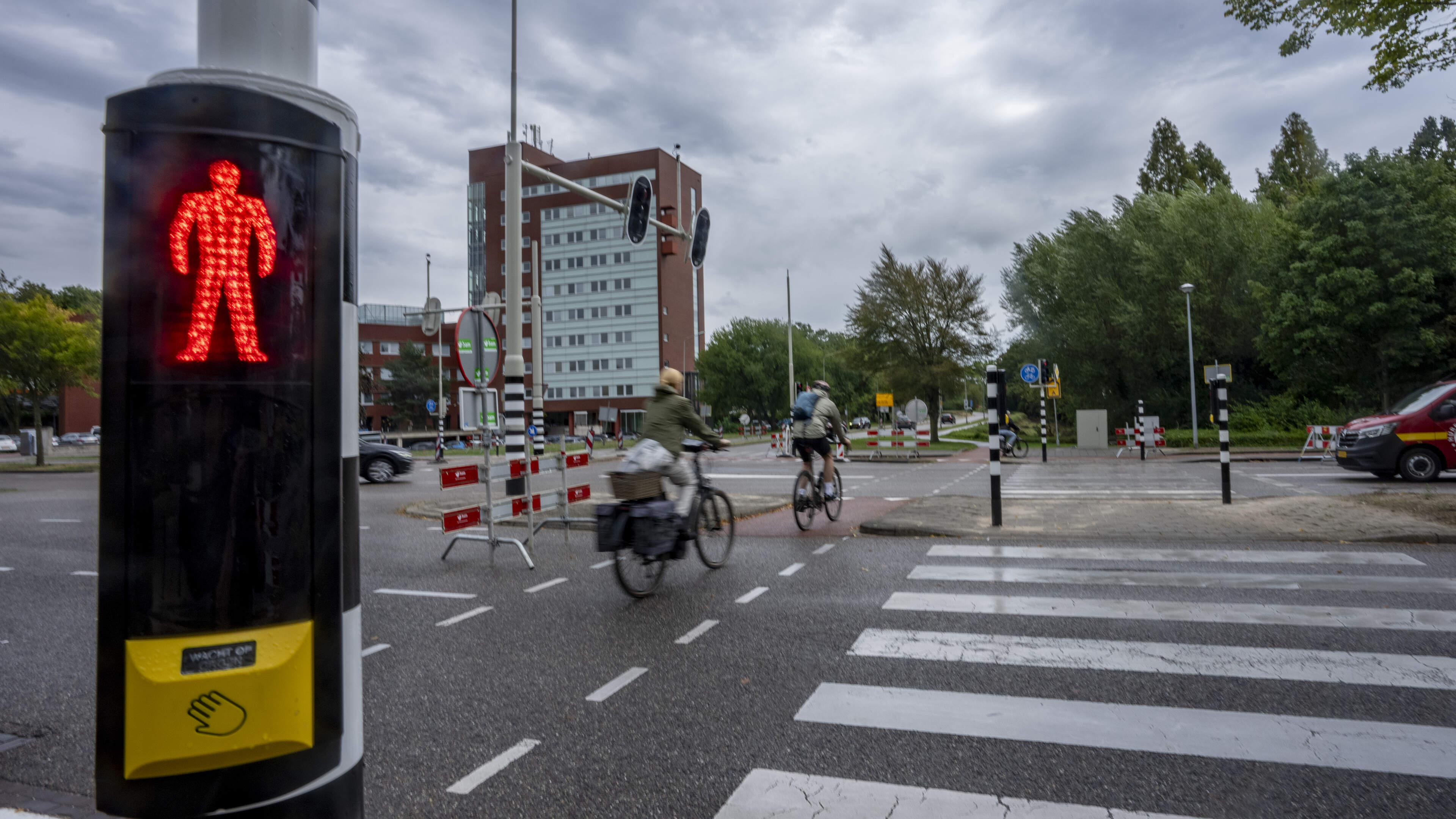 Ondanks kritiek plaatst gemeente opnieuw Maastrichtse voetgangerslichten op ‘verbeterde’ kruisingen:
