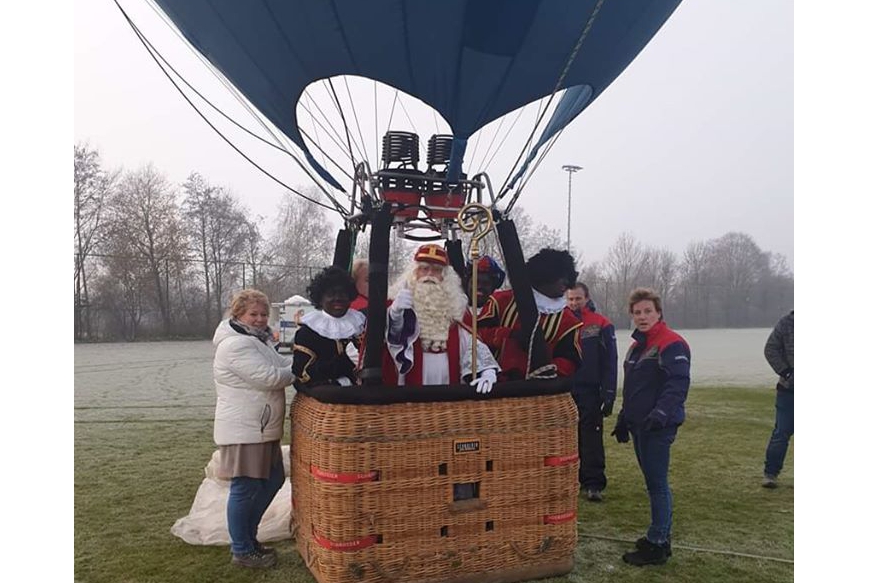 Sinterklaas en zijn Pieten arriveren per luchtballon in Montfort