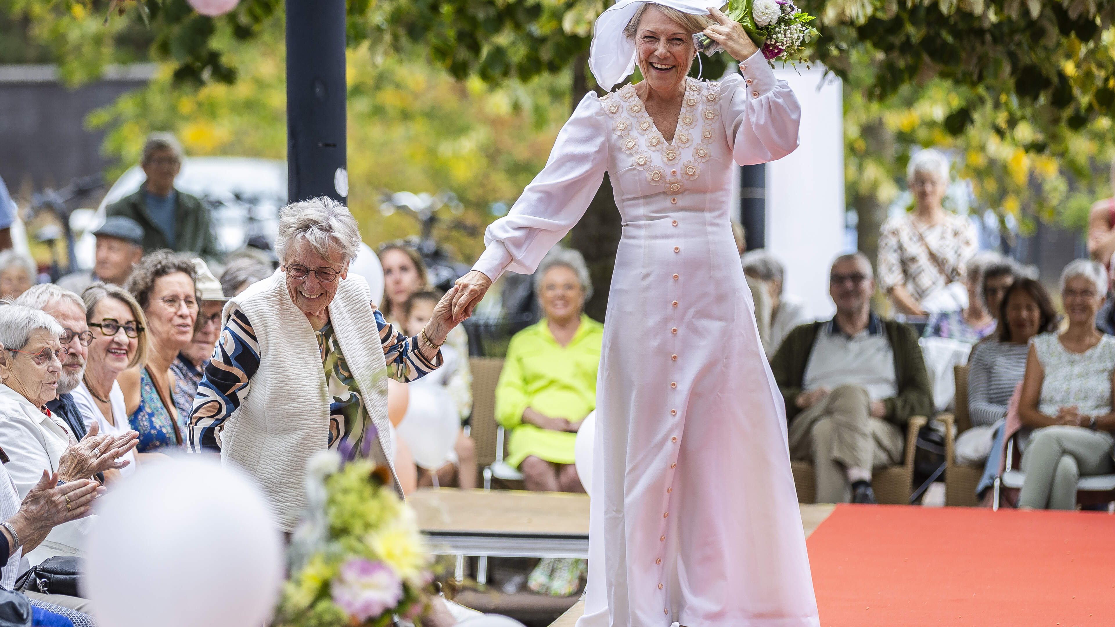 Hans (83) ziet 57 jaar later de trouwjurk van zijn Maja (77) weer op de catwalk in Reuver: ‘Ze was d