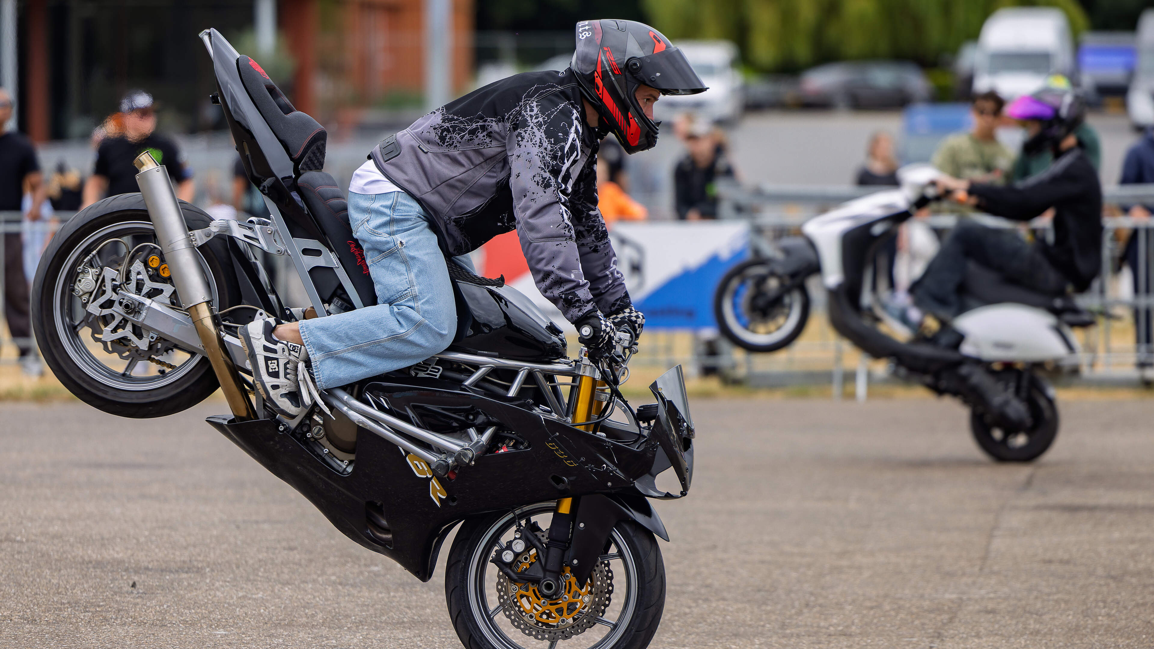 Wheelies, benzinelucht en zelfgemaakte kentekens bij scooter- en motorevenement in Landgraaf: ‘Ieder