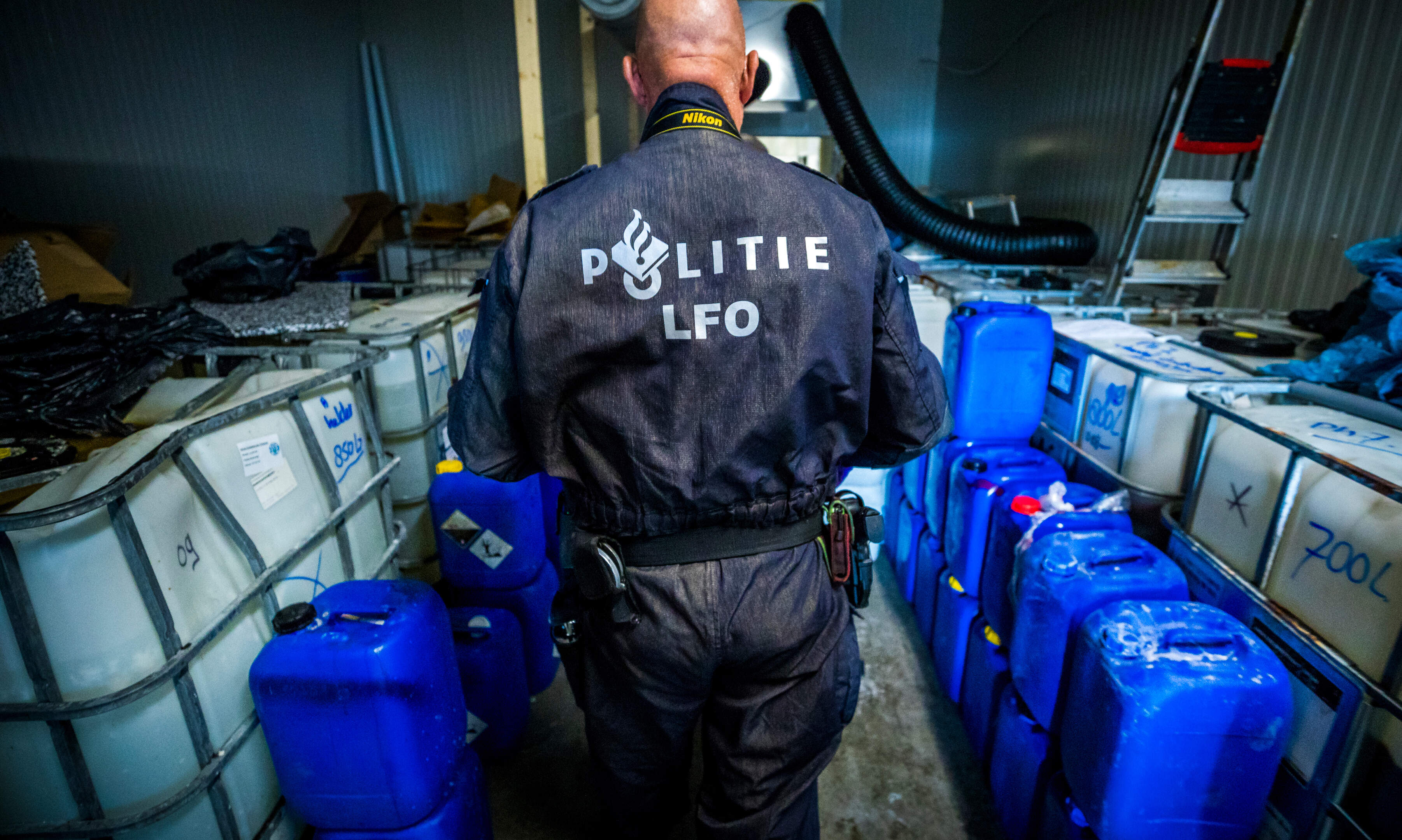 Busje met gevulde vaten en jerrycans midden op de weg achtergelaten in Echt