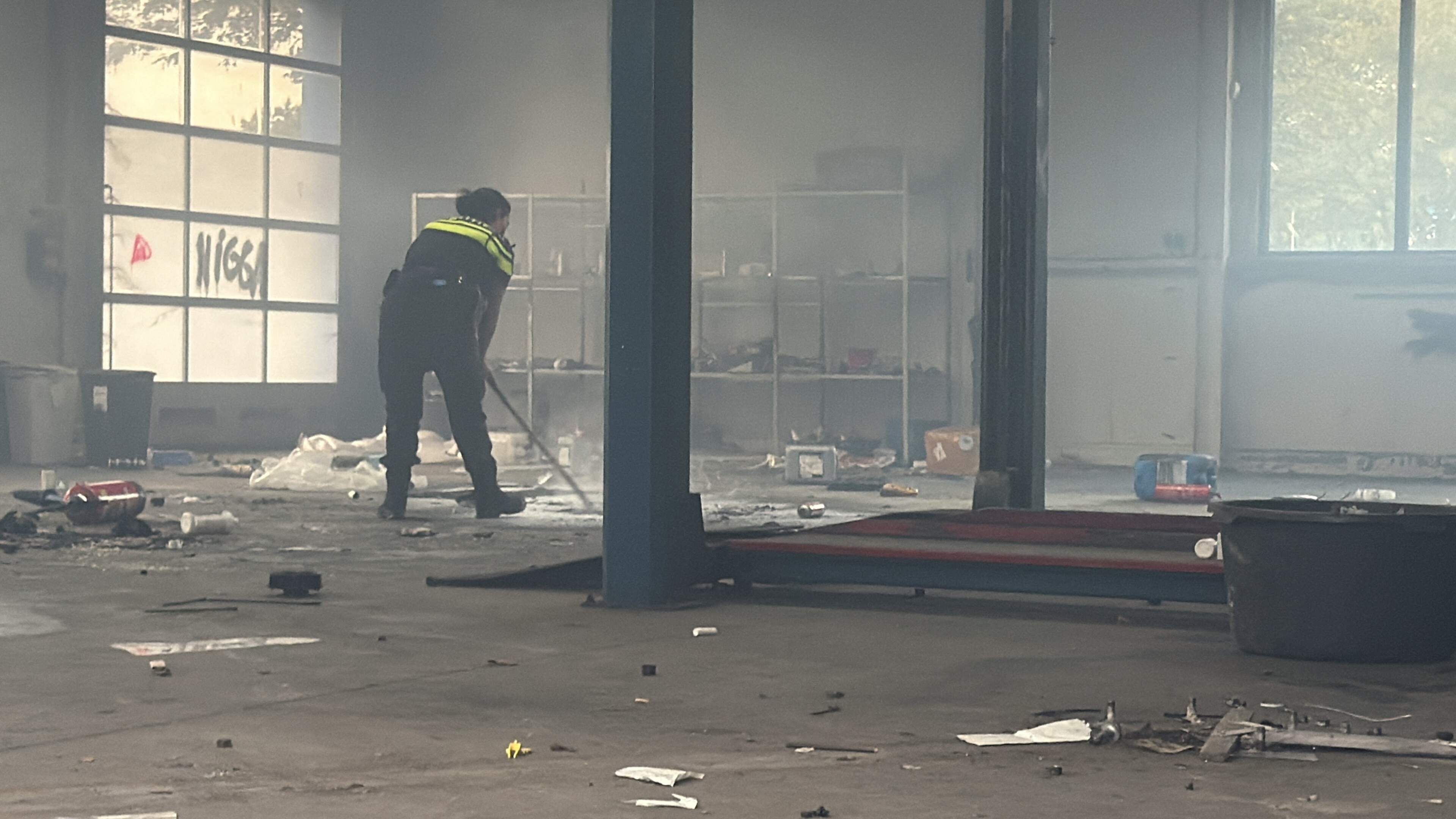 Politie blust brand in leegstaande garage Panningen na meldingen van explosies