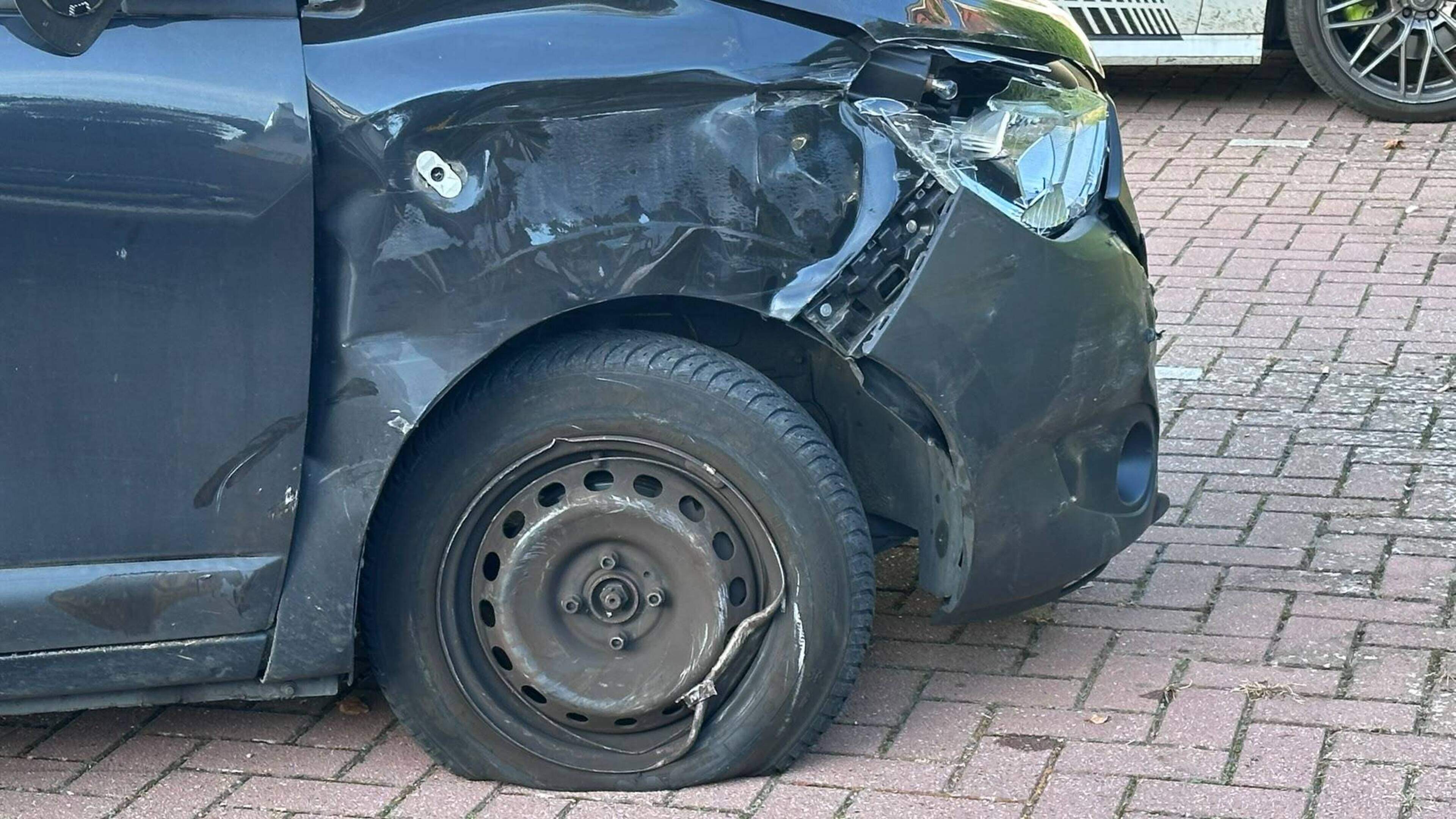 Schade aan busje en auto na botsing in Vaals