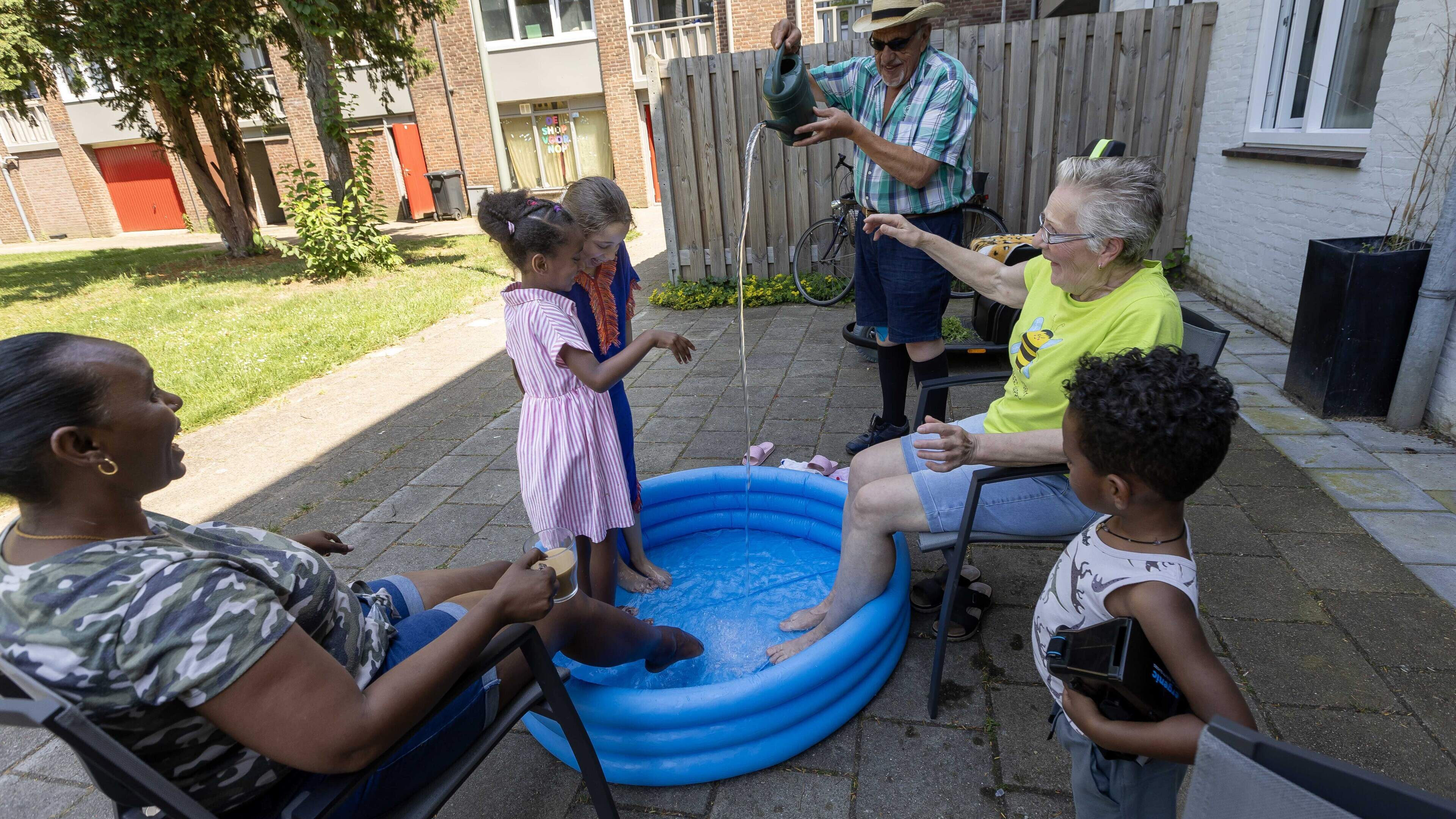 Te warm om het ontmoetingspunt te openen? Niet bij de huiskamer van Virginie in Roermond: ‘Anders zi