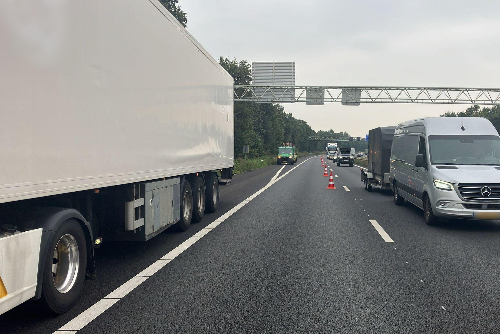 Flinke file op A2 bij Maasbracht door vrachtwagen met pech
