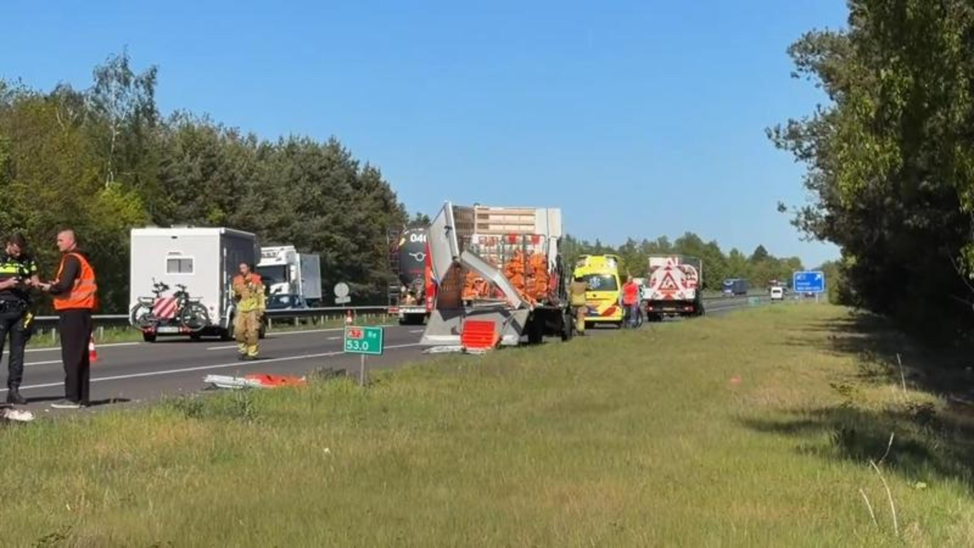 Flinke file op A73 bij Grubbenvorst na ongeluk met vrachtwagens