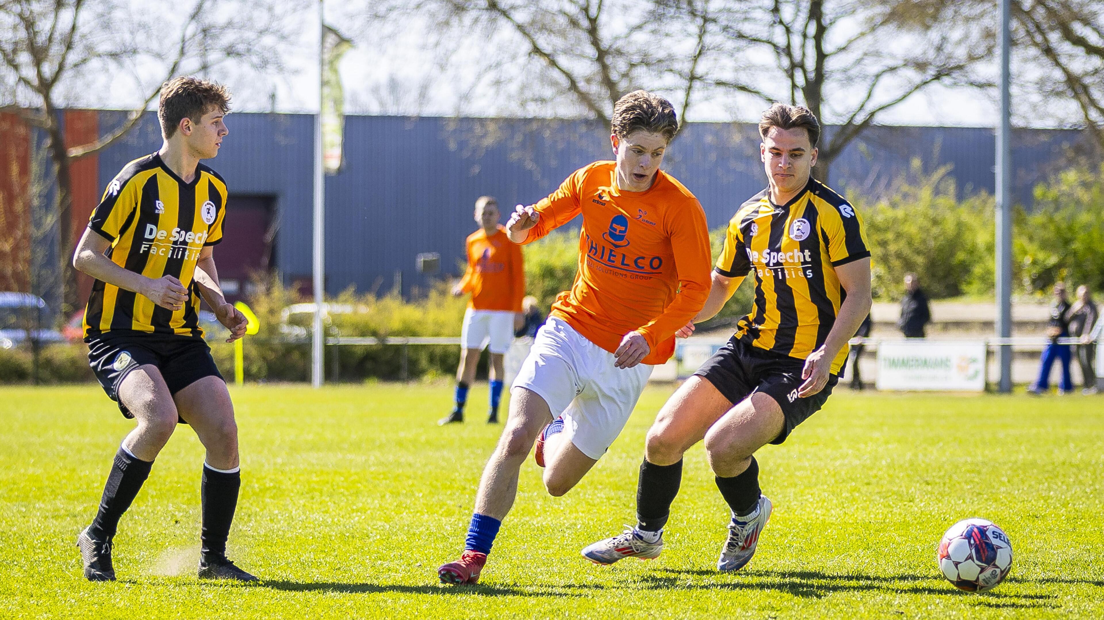 Reuver wint op bezoek bij SVEB/Sporting ST, spanning om te snijden in vierde klasse F
