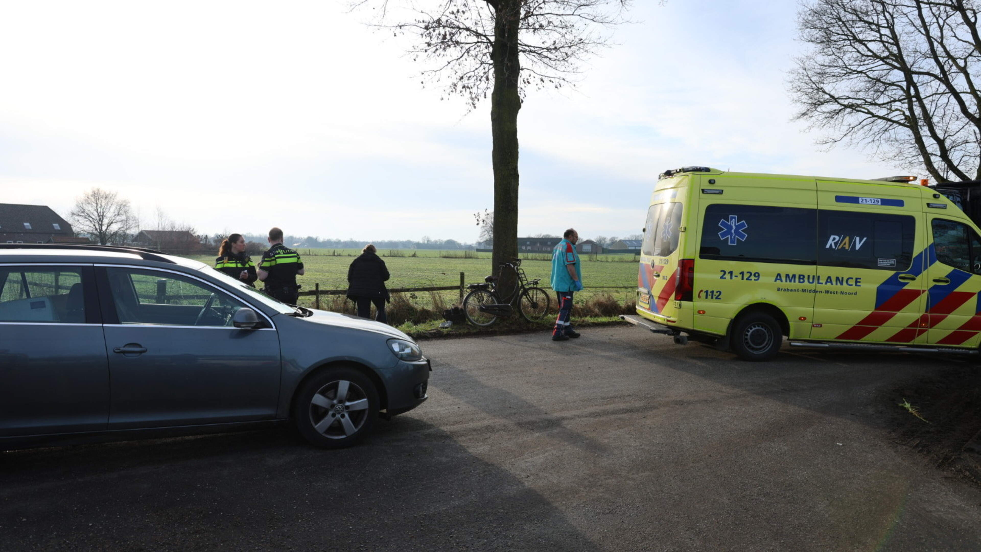 Meisje op fiets raakt gewond bij botsing met auto in Overloon