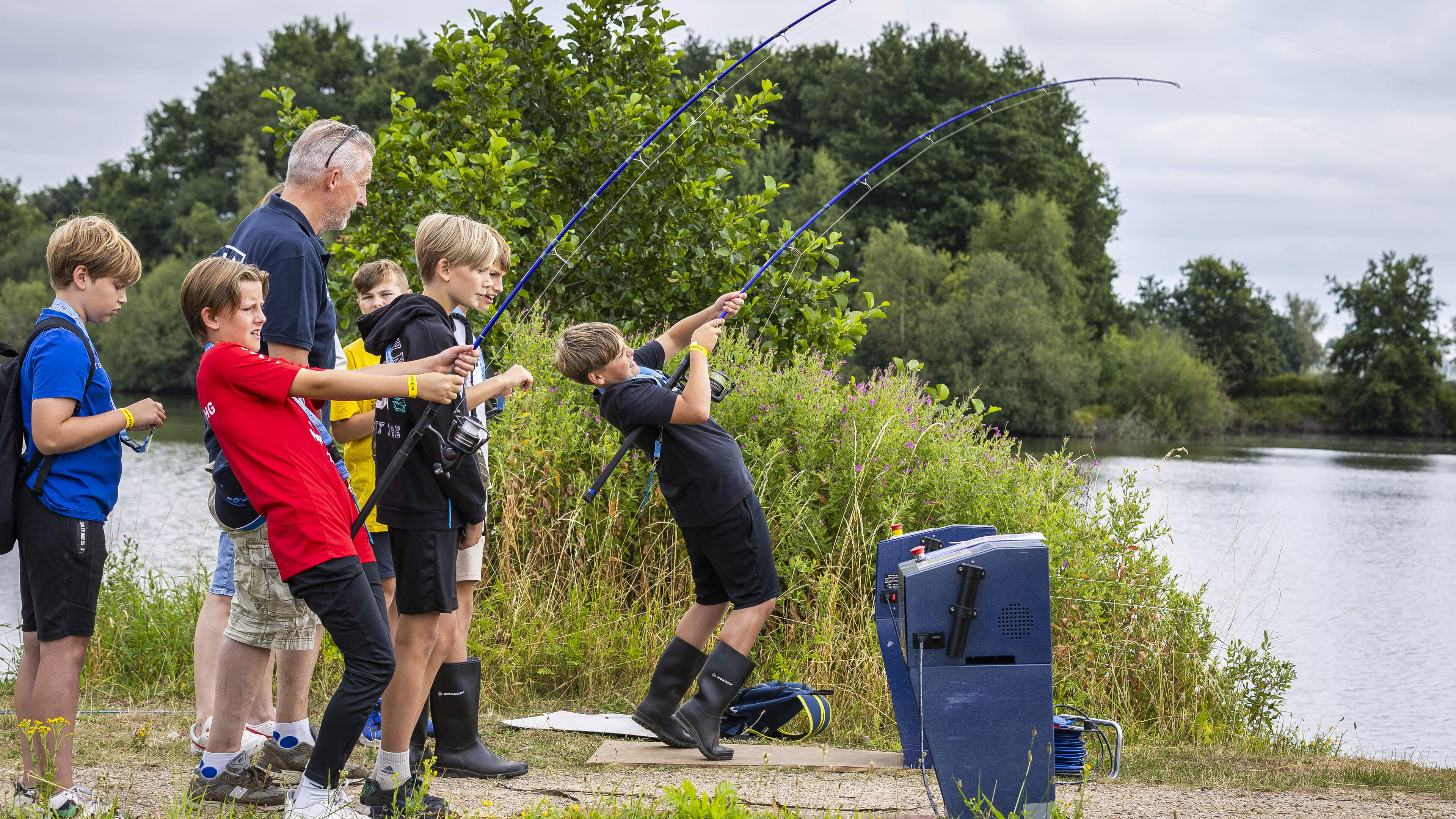 Kinderen leren vissen tijdens JeugdVISevent in Landgraaf van ZomerVISkaravaan