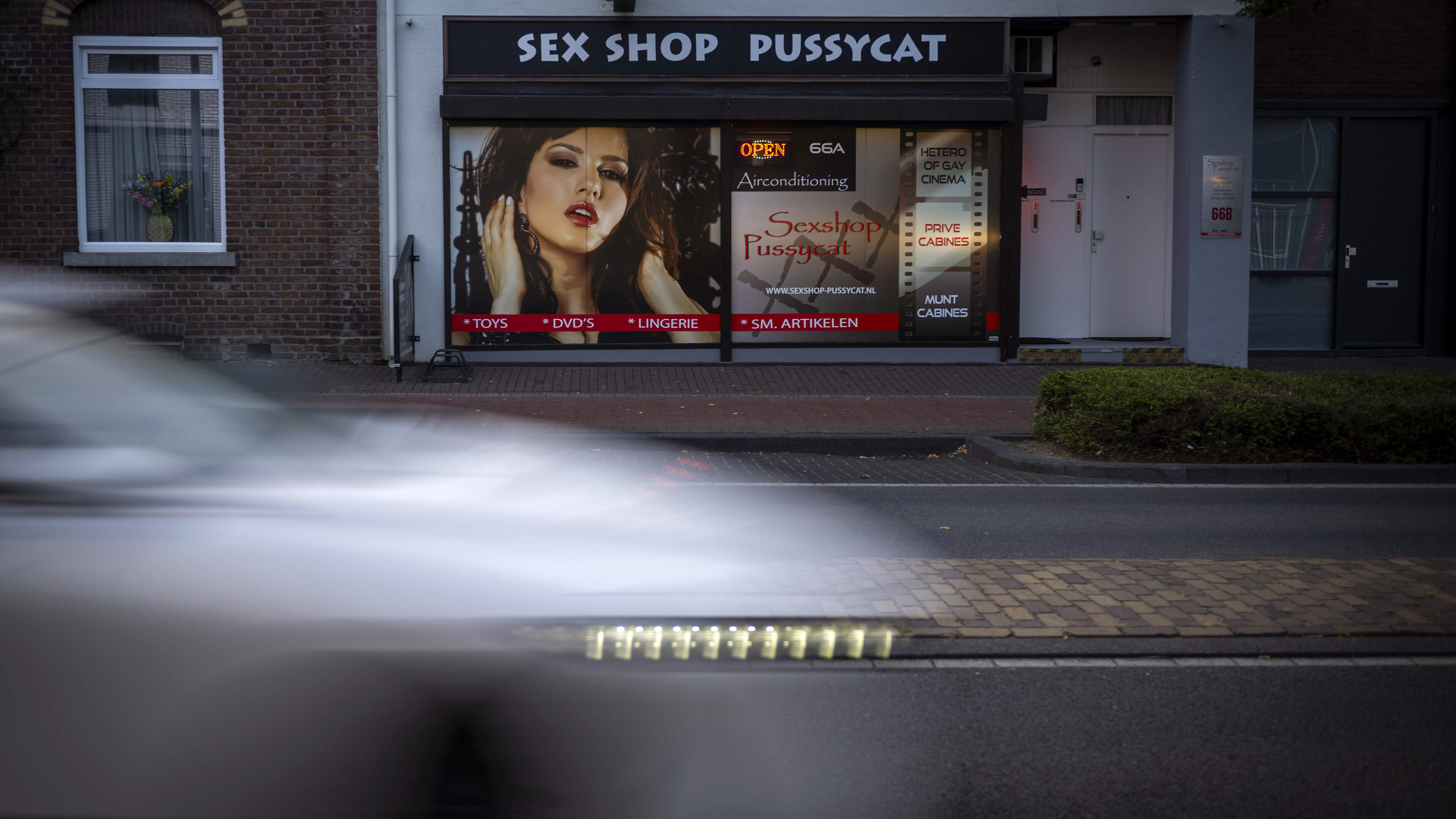 Seks is nooit ver weg op de Rijksweg in Geleen: ‘Zolang je je aan de regels houdt, is er niks aan de