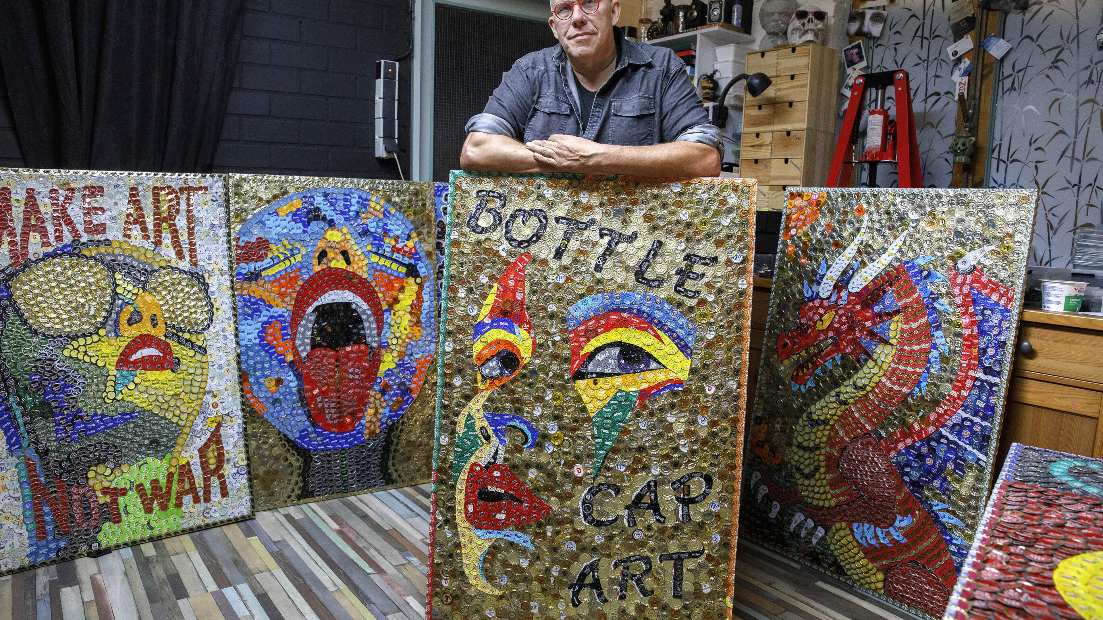 André (58) uit Reuver transformeert bierdoppen tot kunst: ‘Mijn zus spaart ze bij de Chinees’