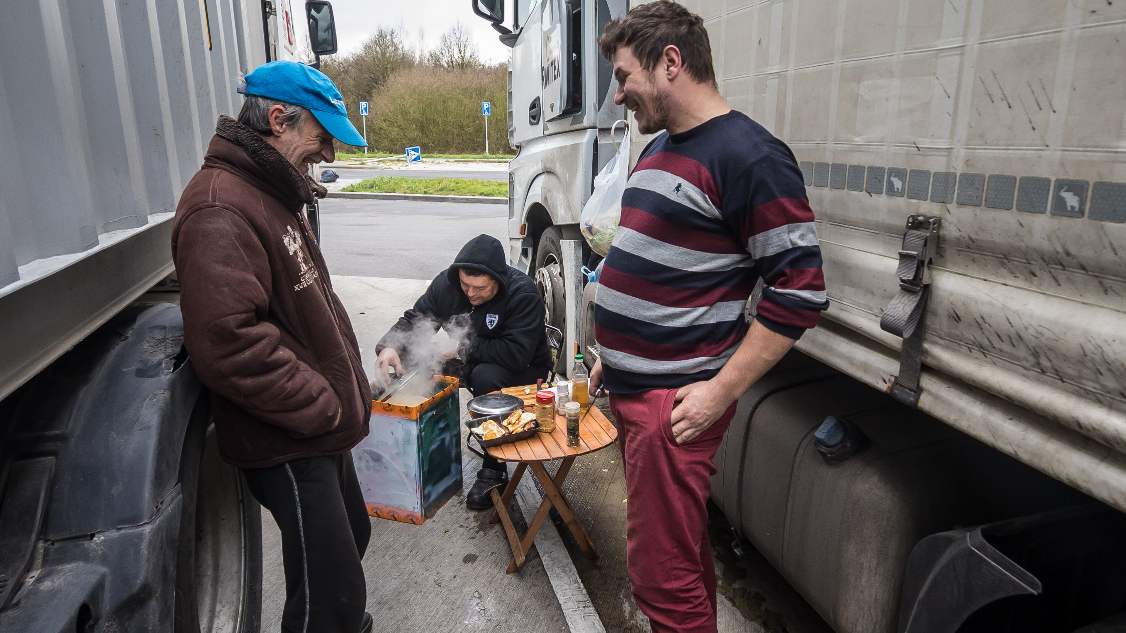 Vrachtwagens mogen niet meer lang parkeren op Tienbaan