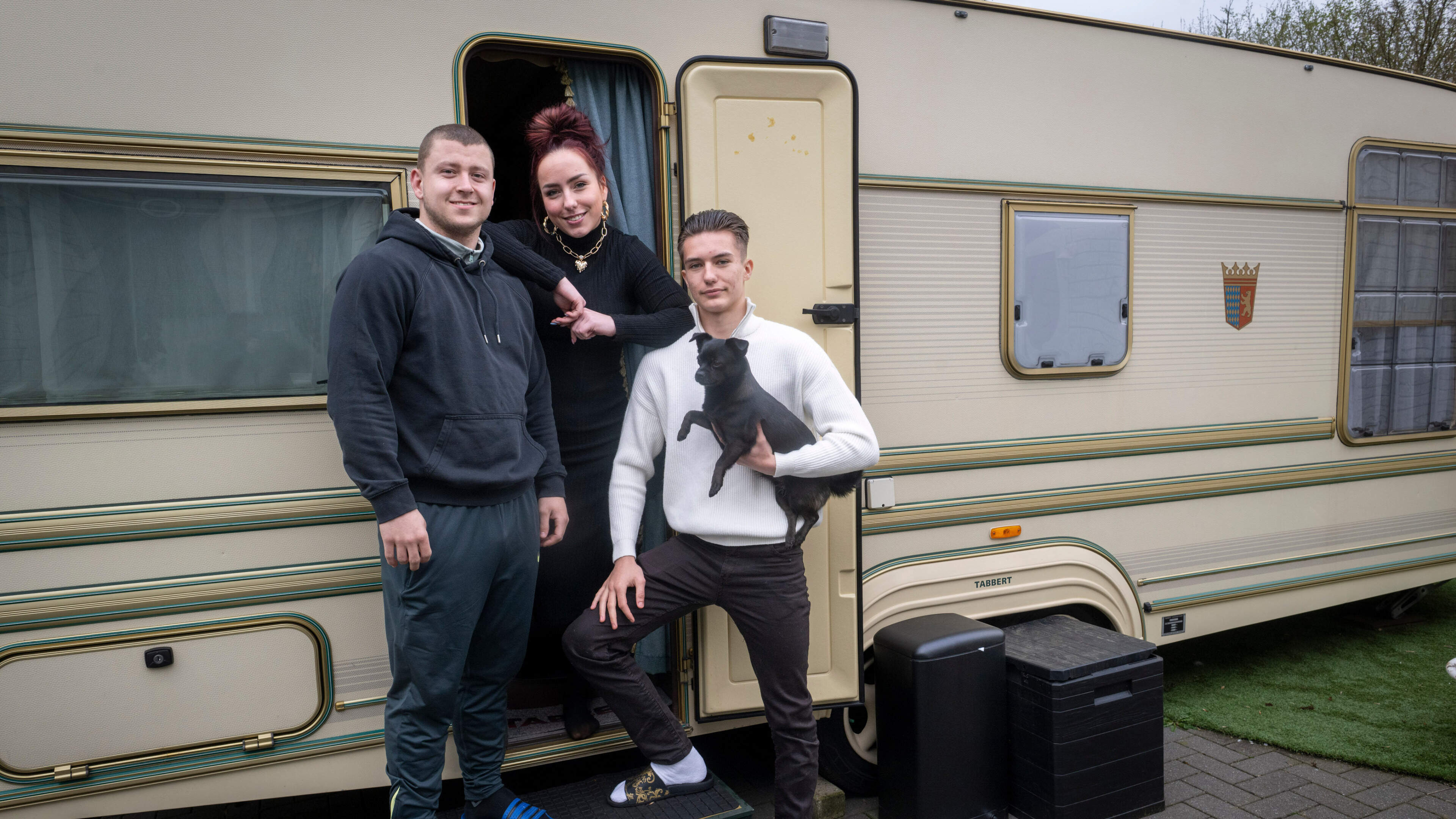 De woningcrisis heerst ook op het kamp, Malisjha (24) uit Sittard bivakkeert in de voortuin van haar