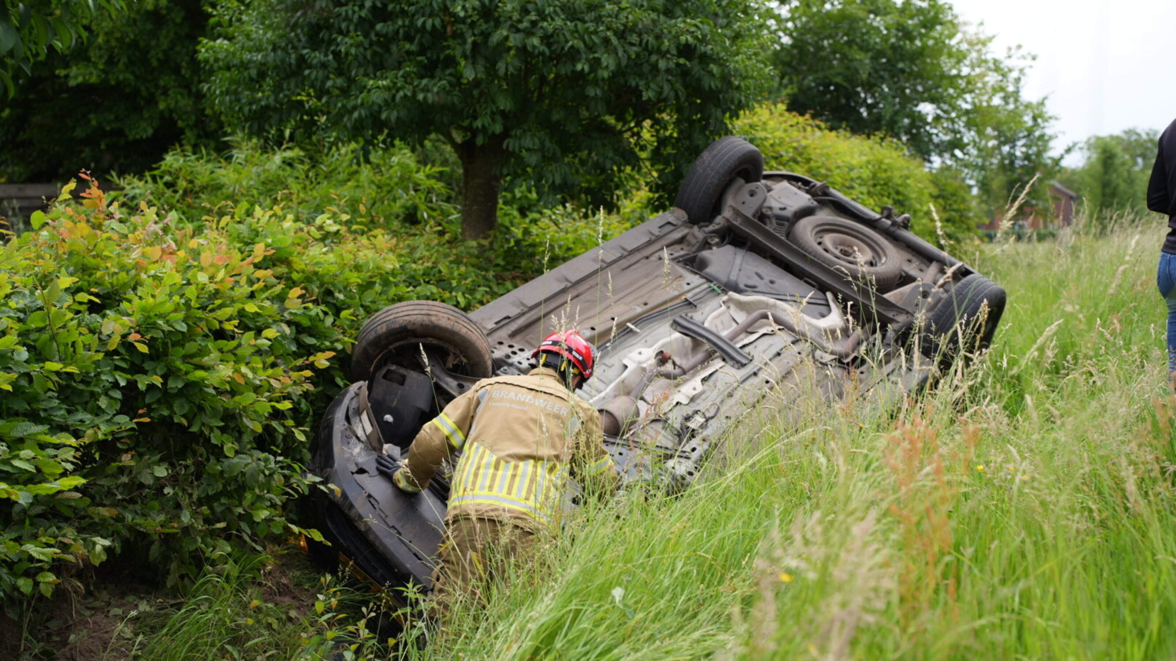 Auto belandt op de kop in sloot na botsing in Kronenberg