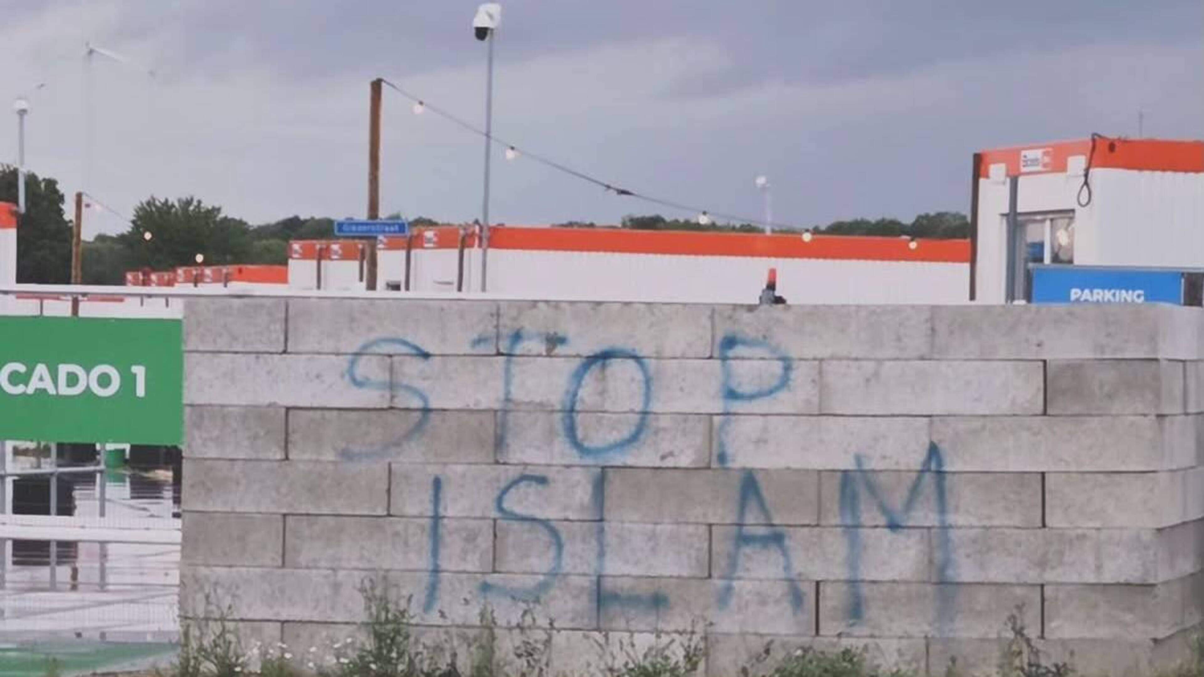Man uit Bocholtz schrijft anti-islamtekst op muur van noodopvang, gemeente doet aangifte: ‘Dit zorgt