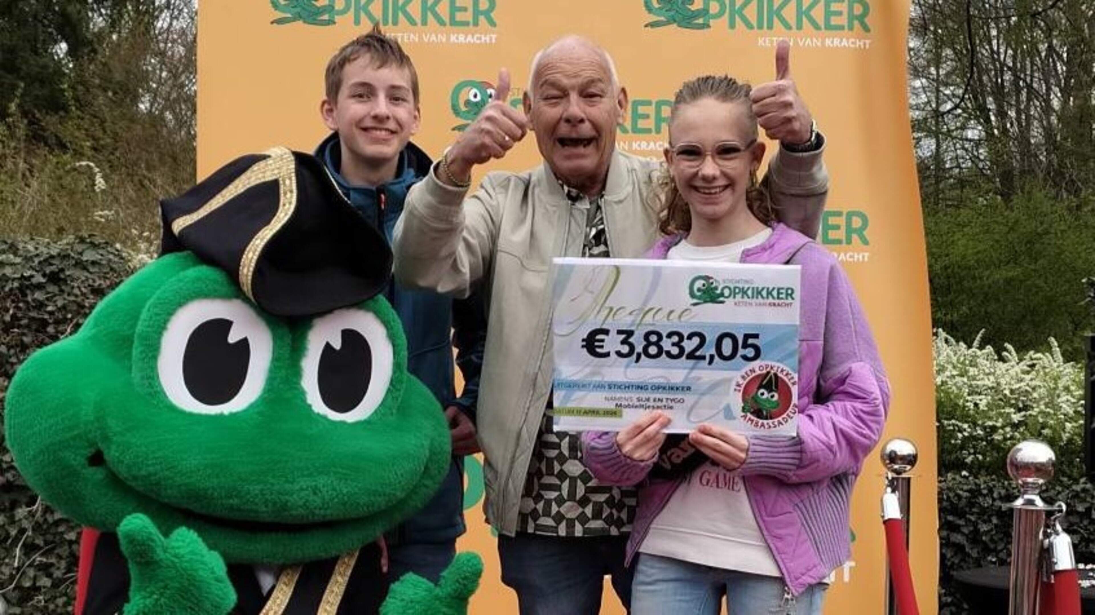 Sue uit Maasbree en Tygo uit Horst halen 3800 euro op voor stichting Opkikker met inzameling oude mo
