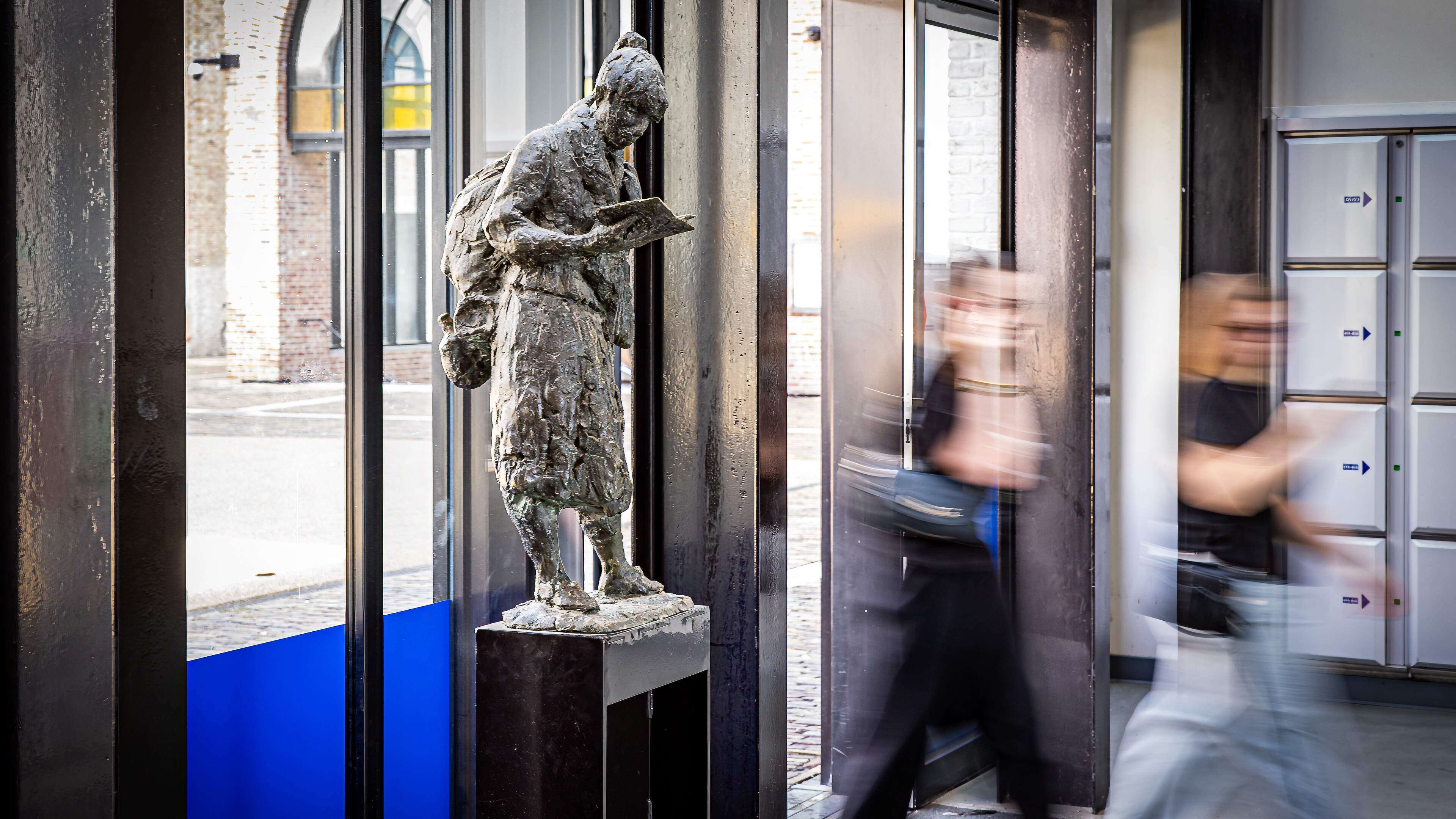 Na jaren in de schaduw staat De Reizigster weer in het volle zicht: vergeten stationsbeeld keert ter