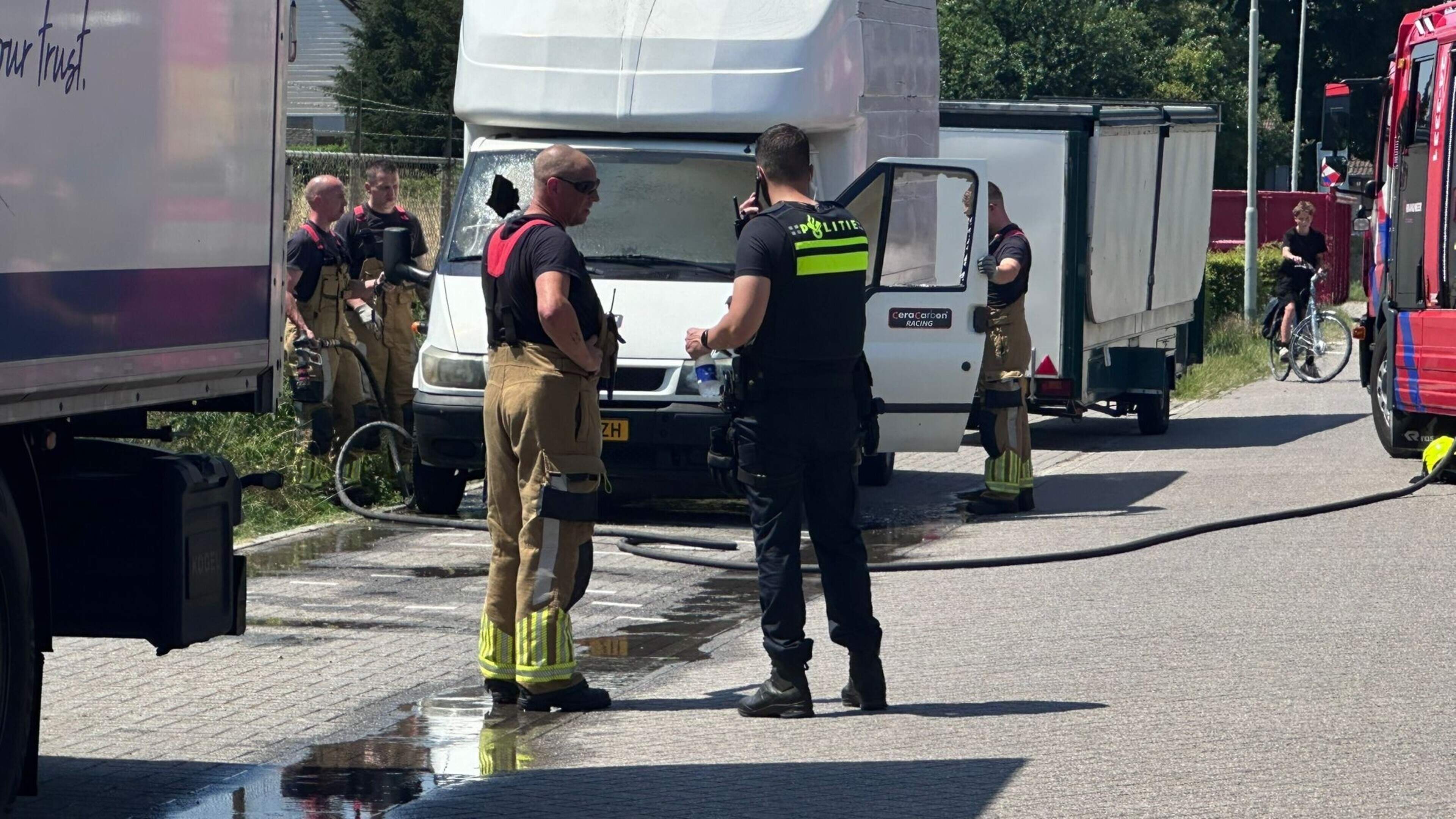 Bestelbus vat vlam op bedrijventerrein in Stein