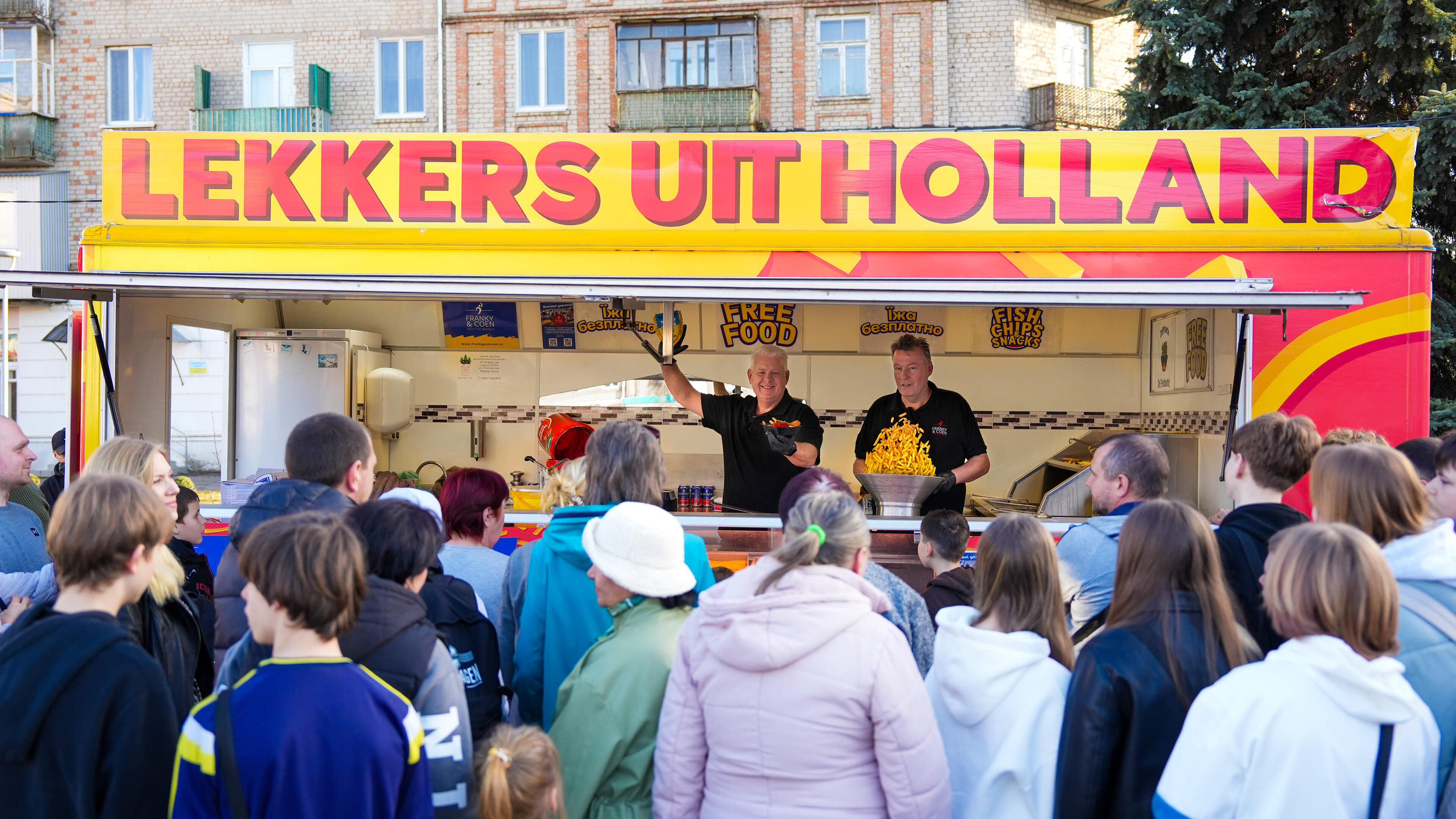 Intens verdriet én een glimlach bij de frietwagen van Franky en Coen in door oorlog geteisterd Oekra