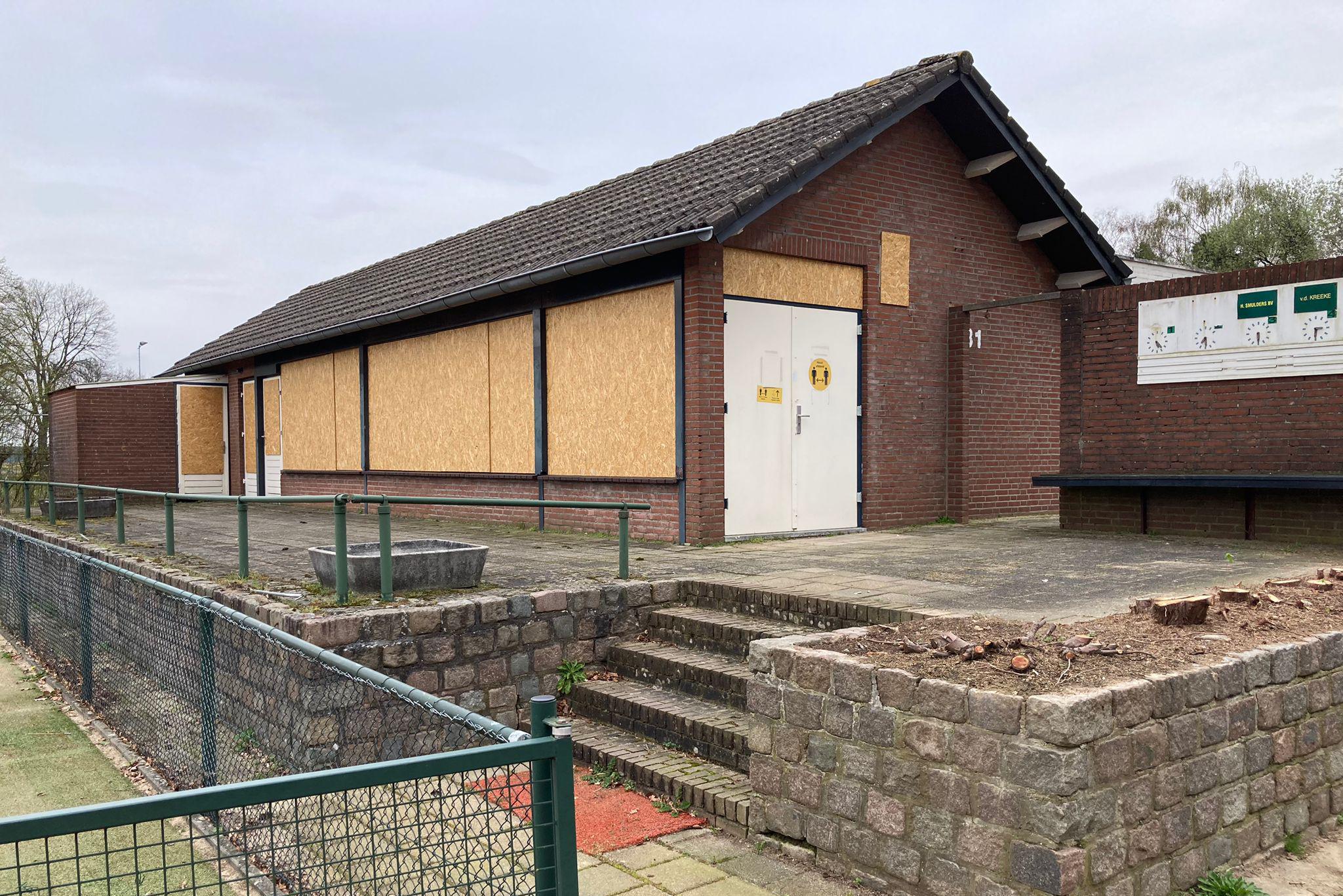 Gemeente Meerssen wil flexwoningen bouwen op voormalig tenniscomplex in Ulestraten