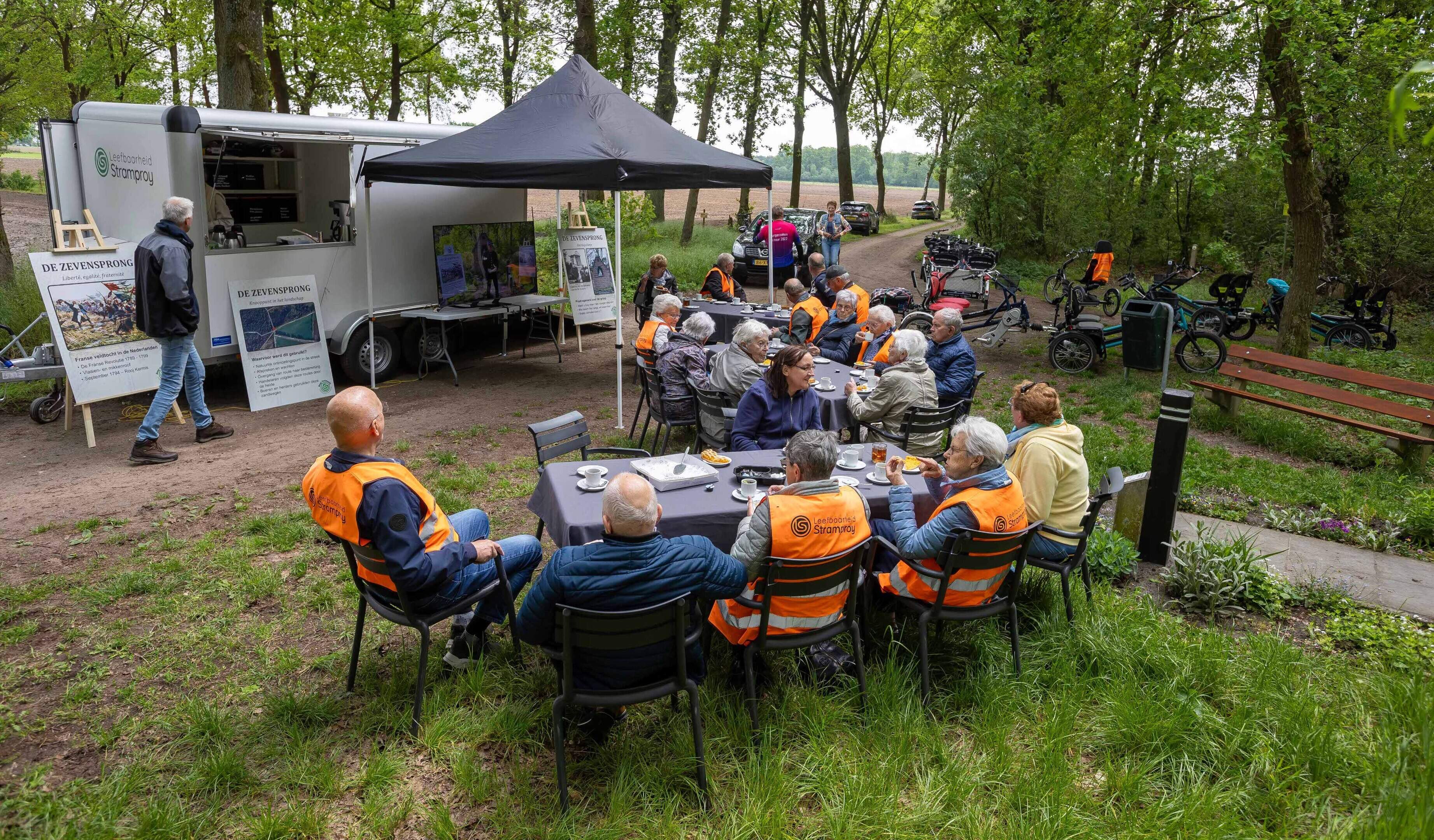 Rooj Ontmoetj brengt Rien (92) terug naar plek waar ze opgroeide: ‘Ik ben hier al zeker tien jaar ni