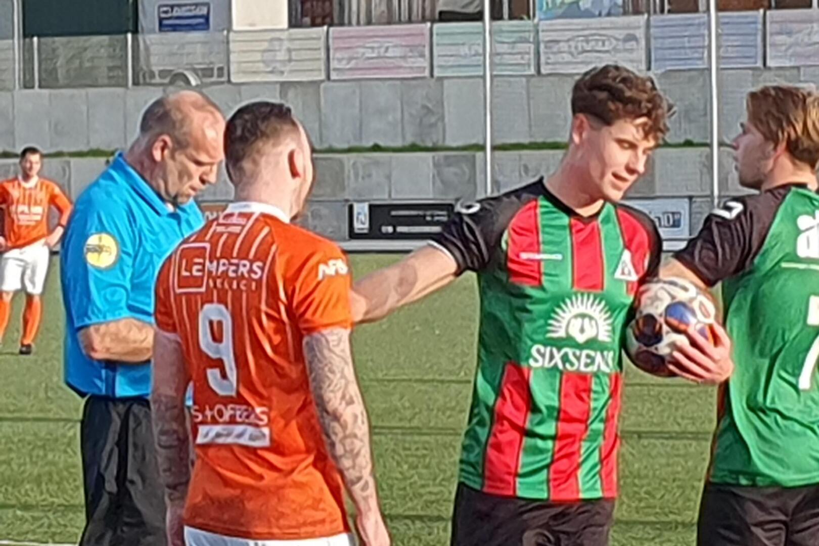 Eventjes zijn Gino Curfs en Gino Facenna, beide jeugdtrainers van ...