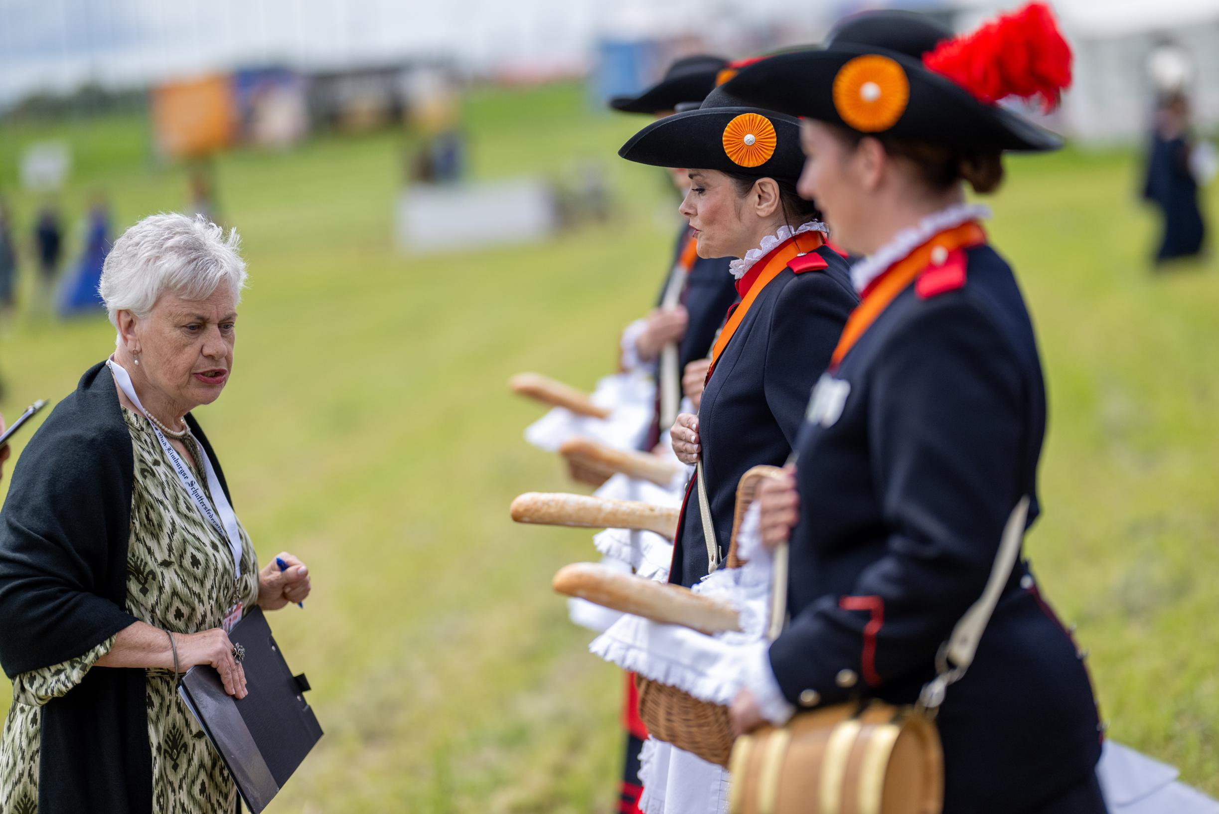 Gehurkt kaas snijden in een knollenveld terwijl het flink waait: de marketentster op het OLS draait 
