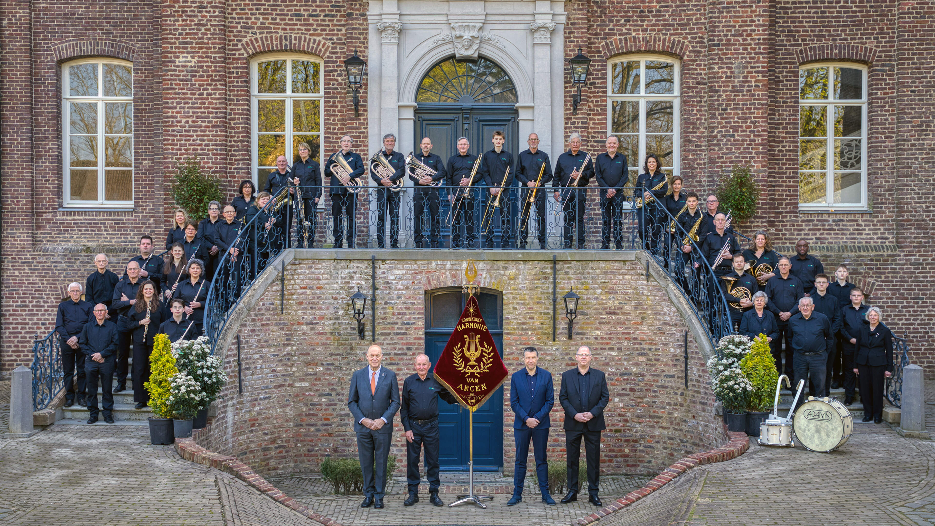 De ‘Keuninklikke’ is om in te lijsten: Arcenaren zetten hun jubilerende harmonie in een kistje achte