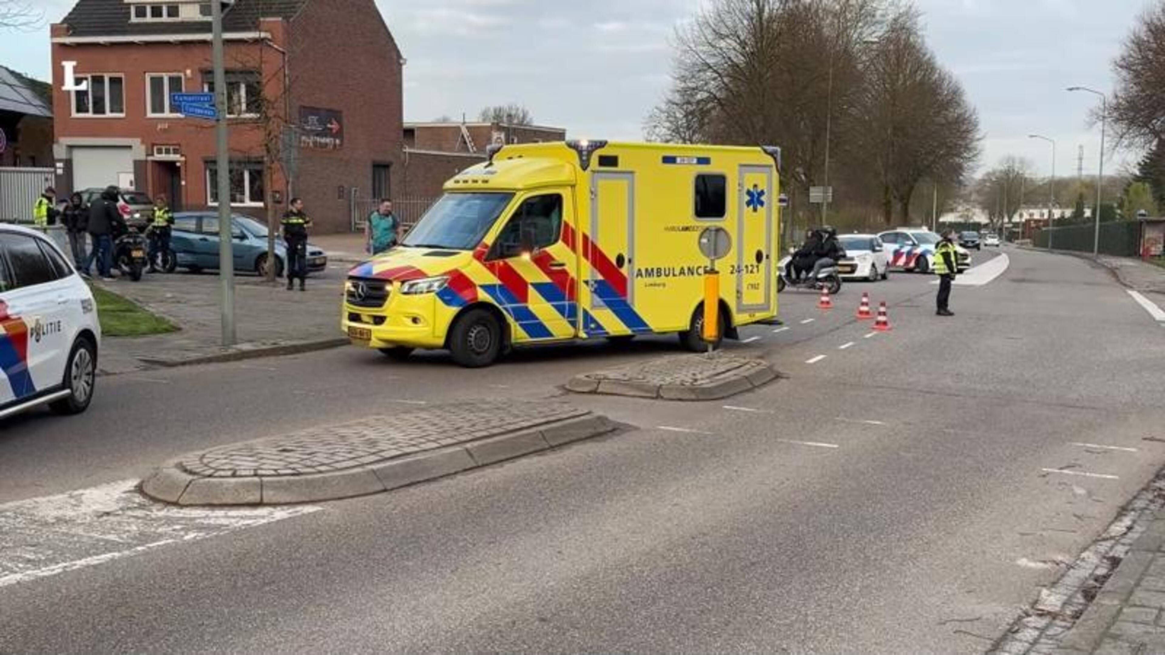 Botsing tussen twee auto’s in Heerlen, bestuurder aangehouden.