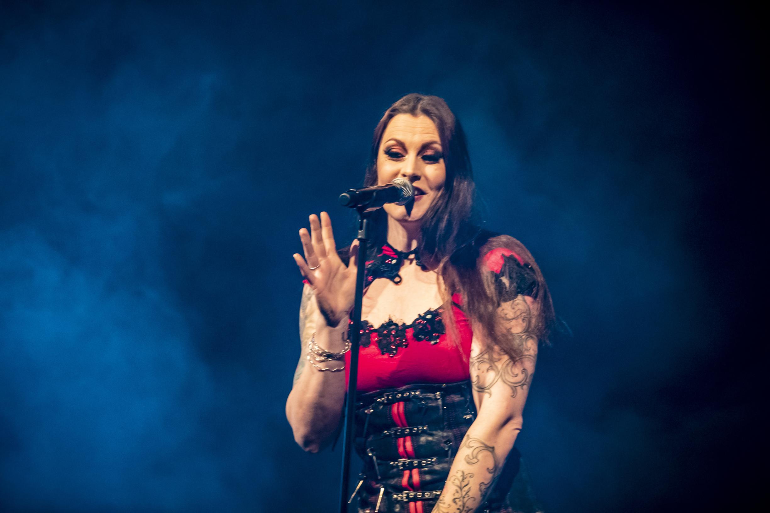 Floor Jansen brengt eerste solosingle uit: luister hem hier