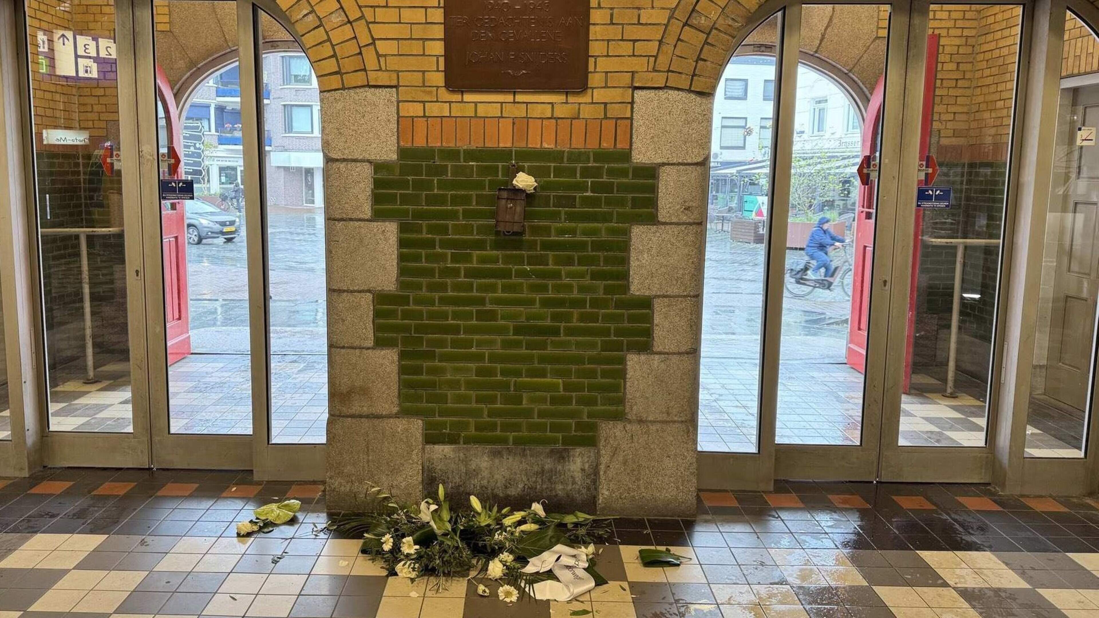 Herdenkingskransen op NS-stations in Midden-Limburg vernield en gestolen: ‘Dat schokt ons diep’