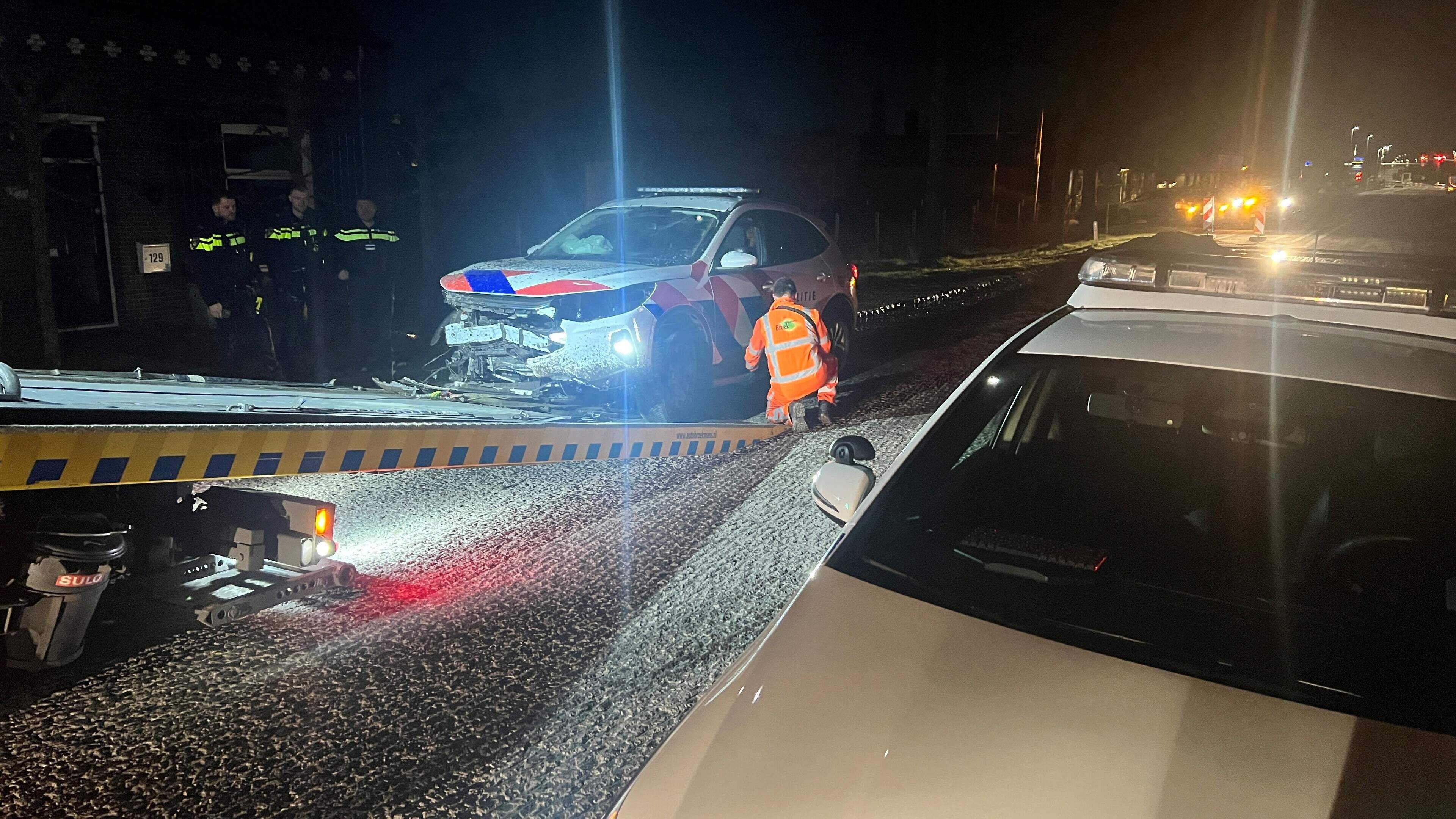 Politieauto gelanceerd over berg asfalt op afgesloten N273, agenten naar ziekenhuis