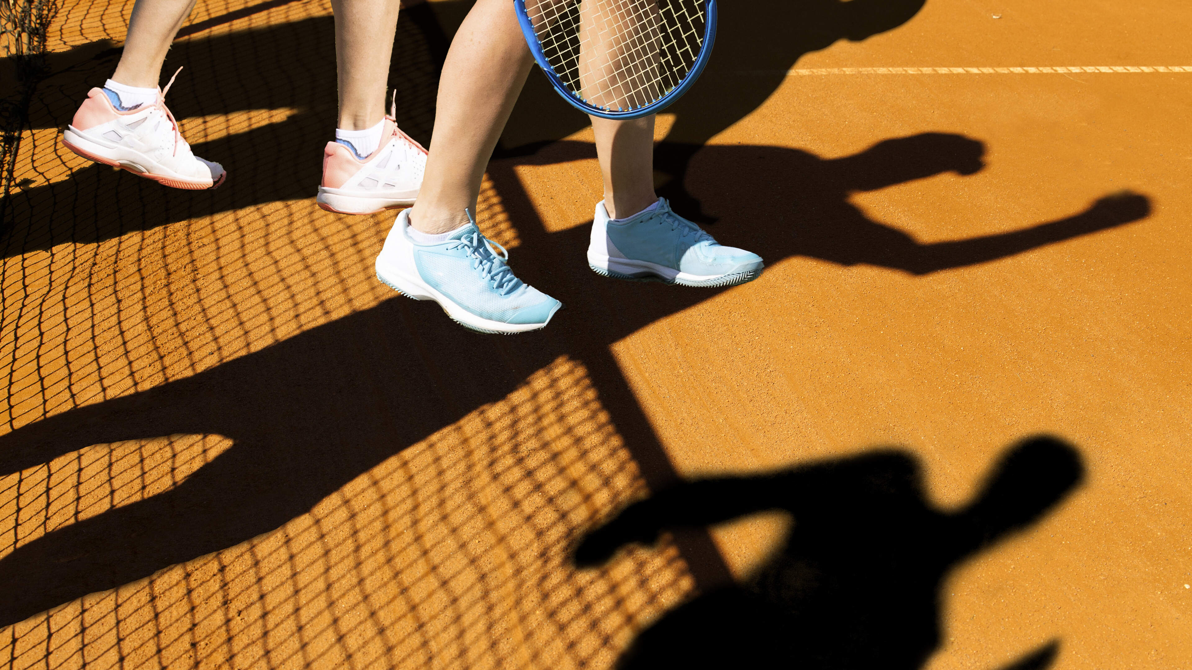 Hangjongeren vallen vrouwen lastig op tennisbaan in Montfort: wedstrijd gestaakt en politie gebeld