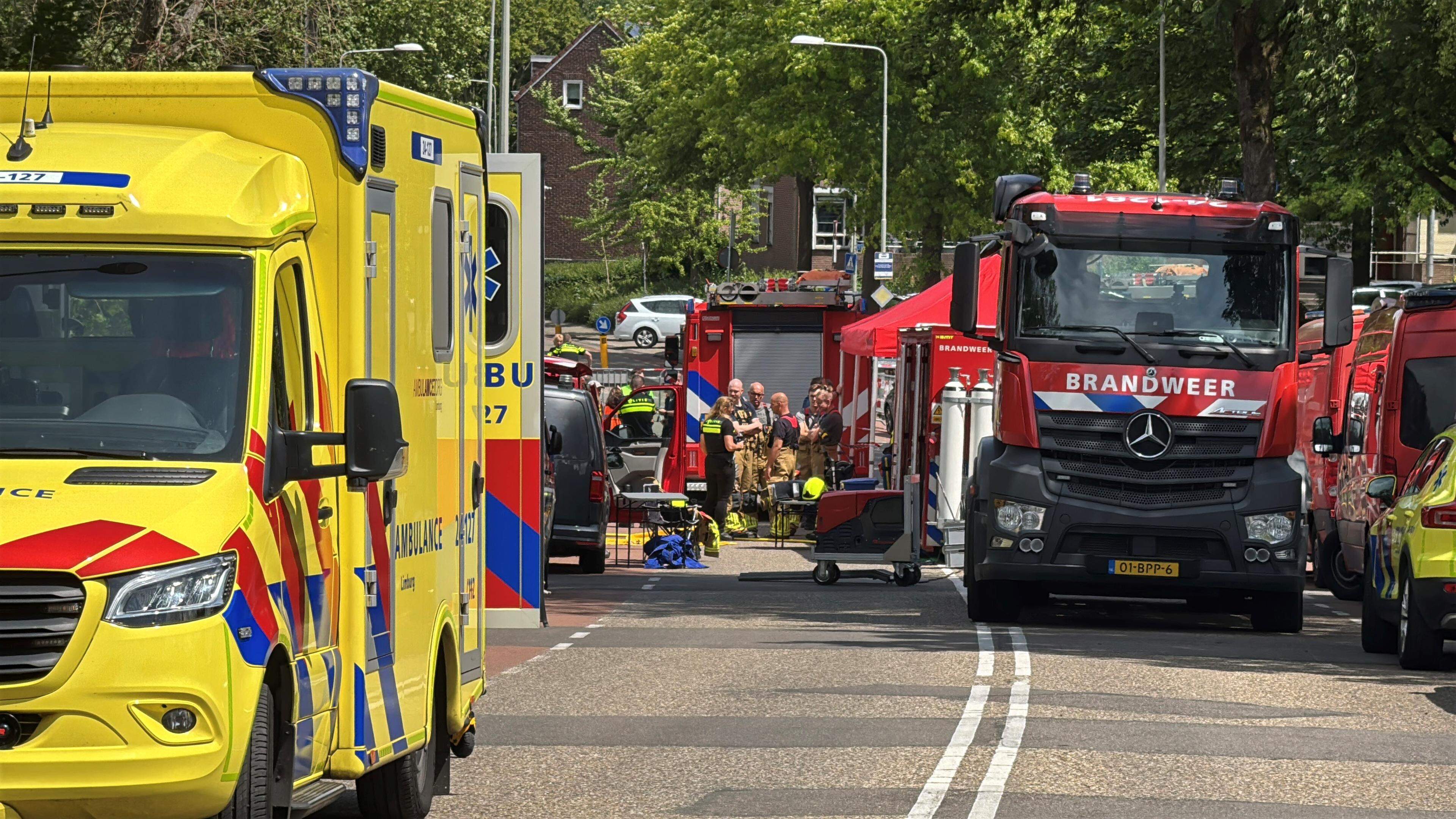 Bewoners Stationsstraat in Landgraaf kijken op slippers toe hoe mannen met gasmaskers hun appartemen