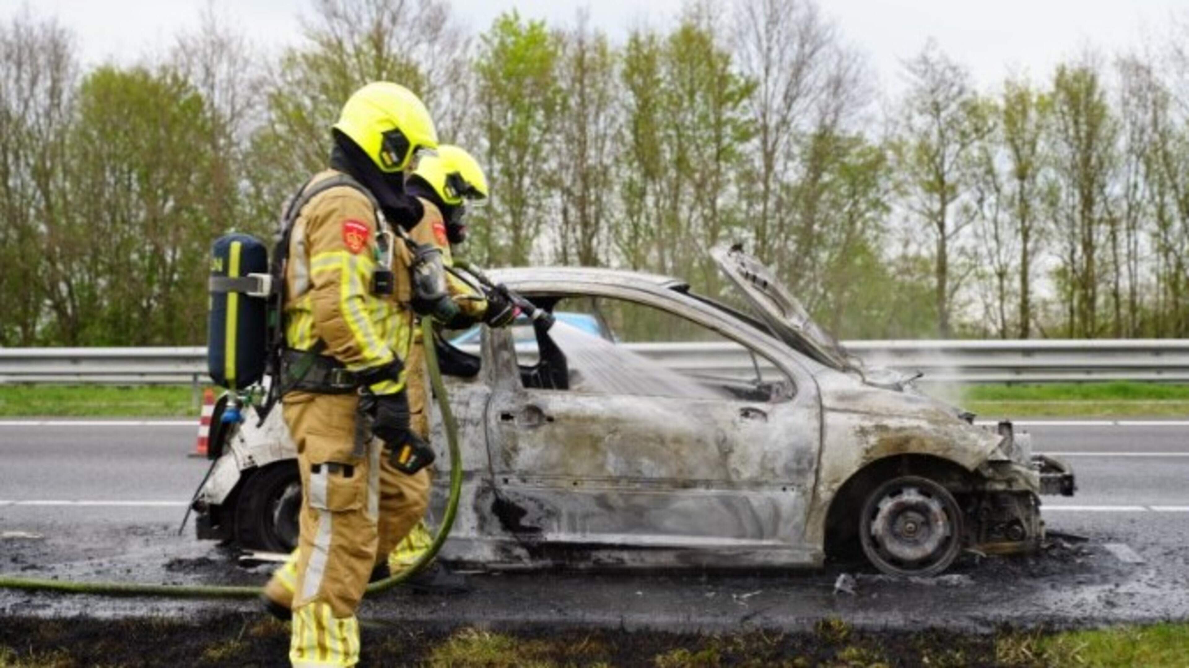 Auto in brand op A73 bij Horst