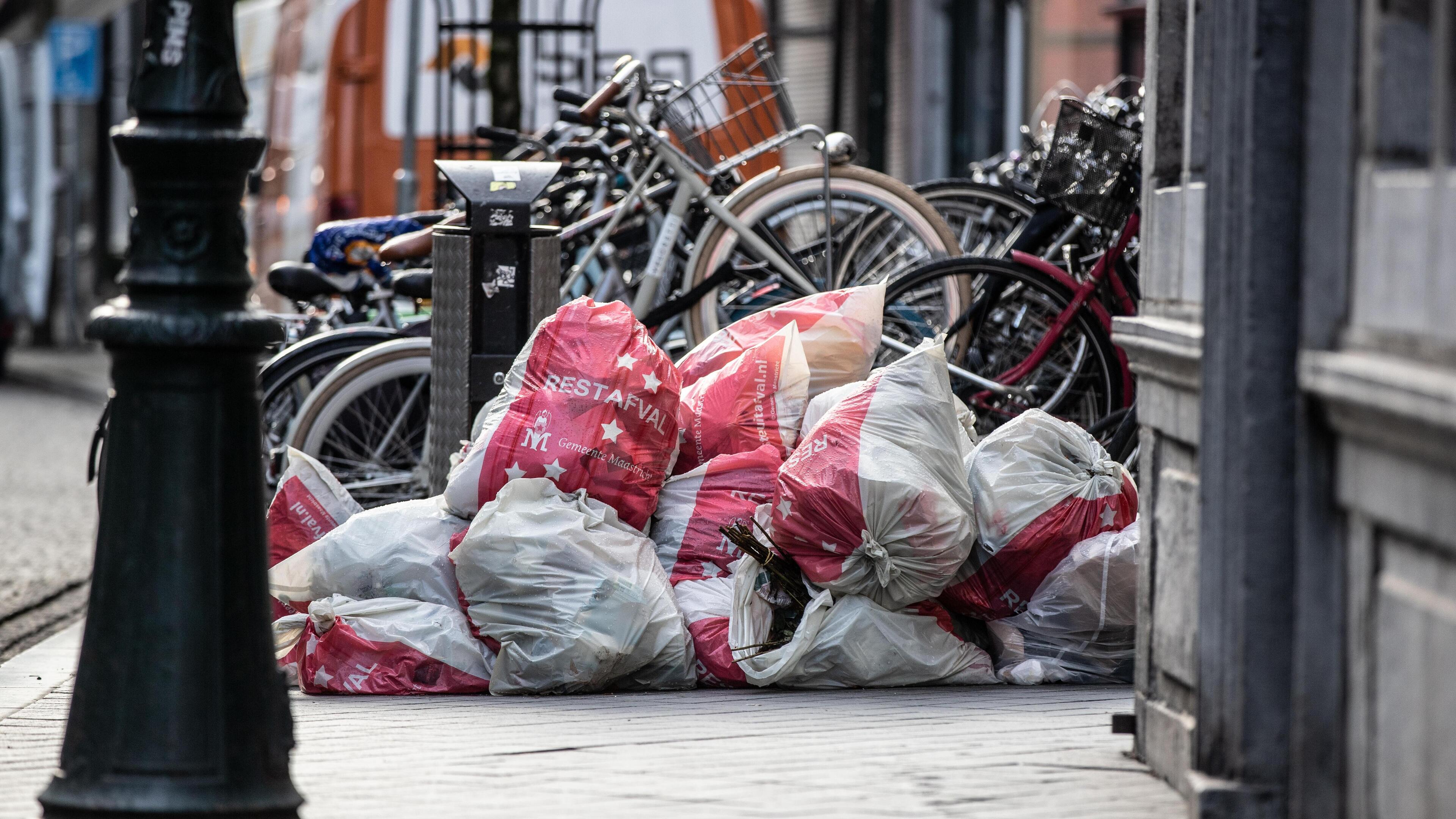 Einde van rode zak moet leiden tot minder restafval en dumping in Maastricht: ‘Dit is geen proef’