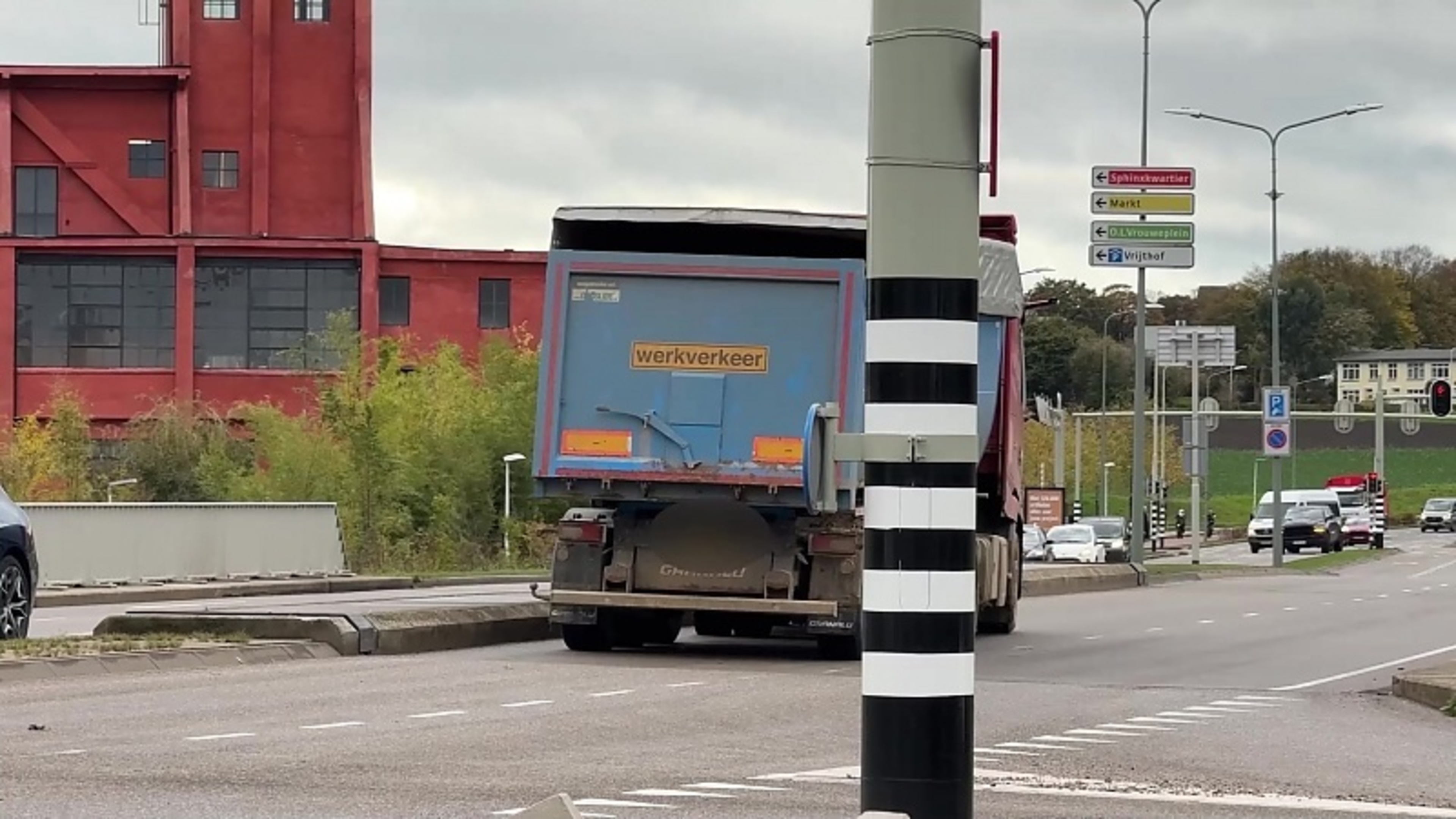 Gewonde bij botsing tussen vrachtwagen en twee auto’s in Maastricht