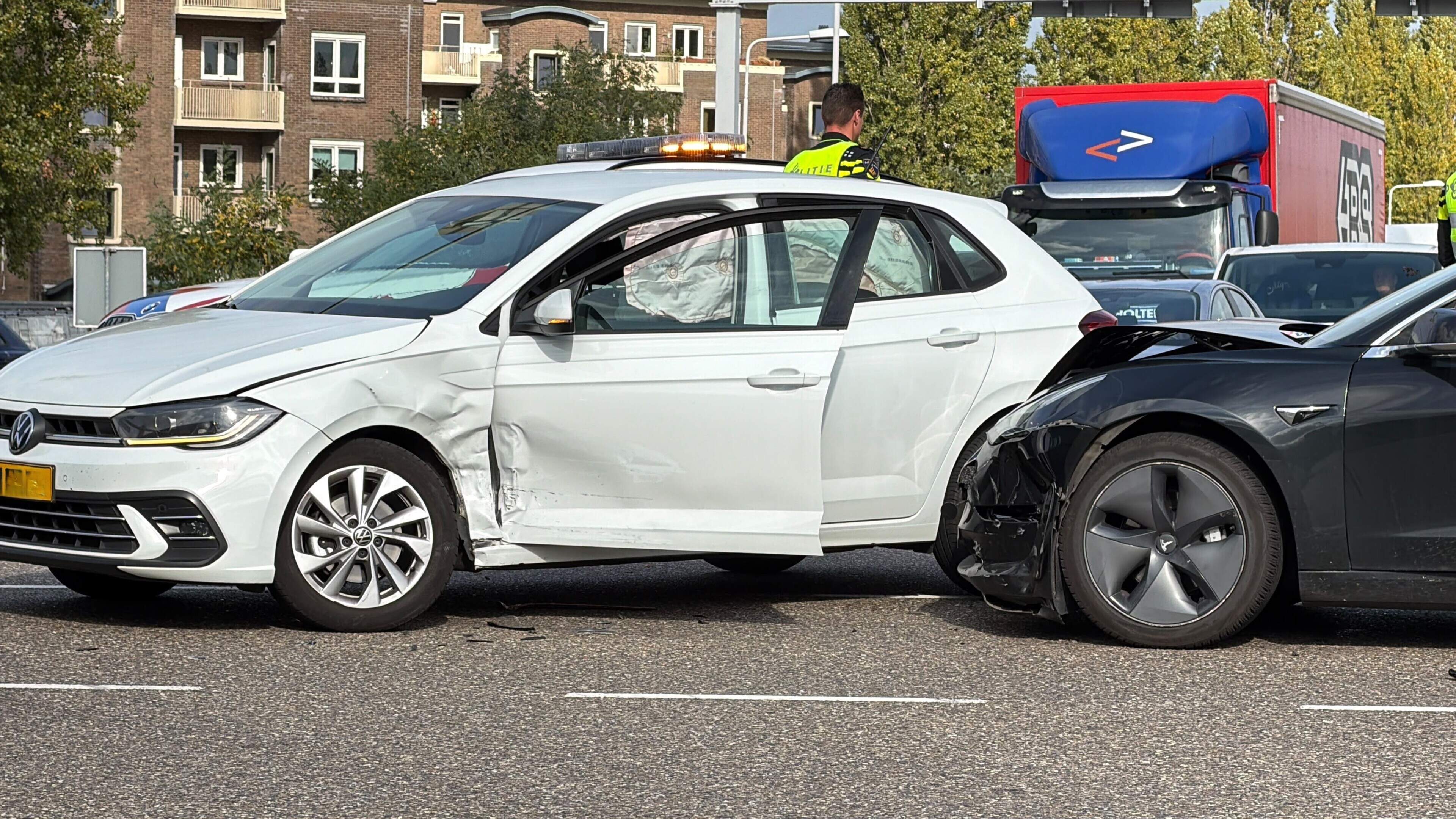 Flinke schade na botsing tussen twee auto’s in Maastricht